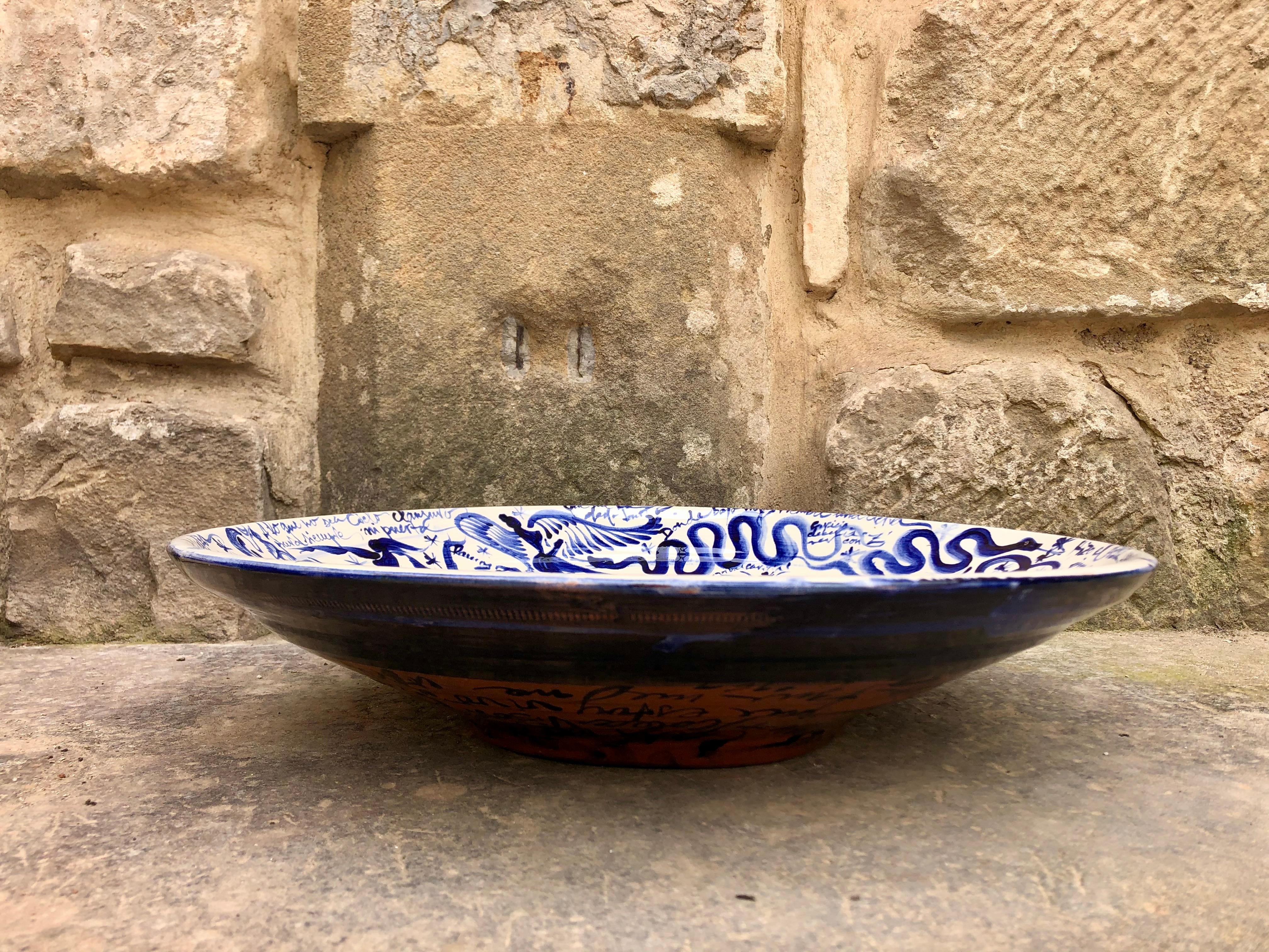 This piece is unique due to the honesty and expressiveness that the artist introduced in it.

Painted with blue cobalto and white slip being baked on a spanish-arabic biomass fired furnace.
