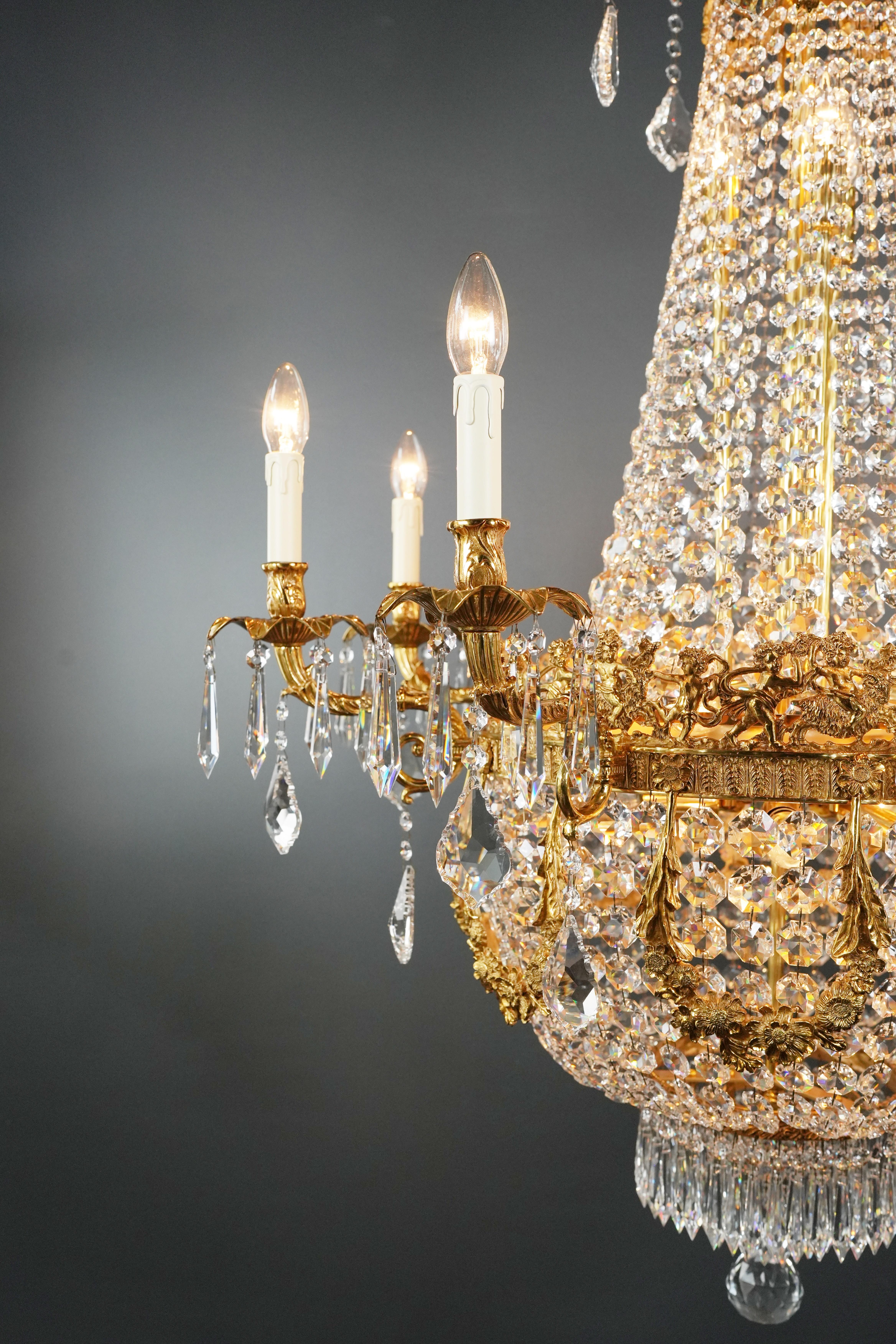 Putto Wreat Brass Basket Empire Sac a Pearl Chandelier Crystal and Antique Gold In New Condition For Sale In Berlin, DE