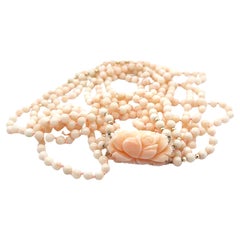 Collier à trois rangs de perles en corail et or jaune 14 carats à fermoir fleur