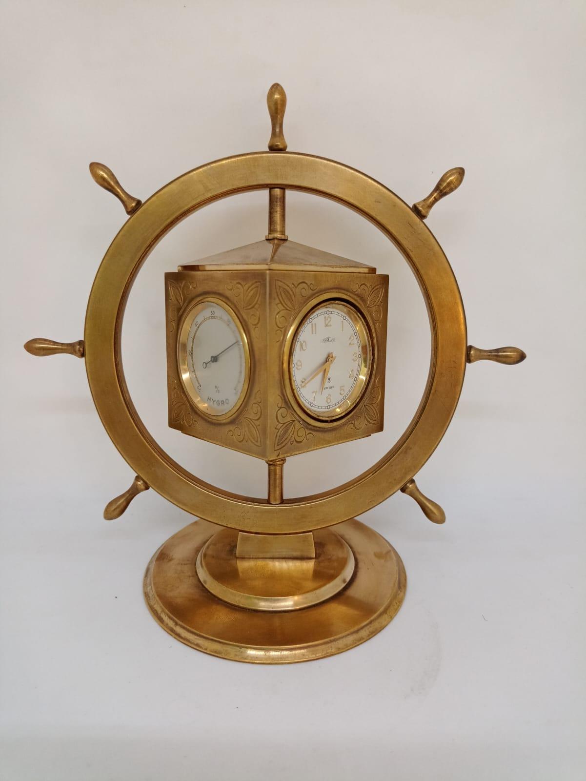 Angelus Weather Station
Table clock with 8 day movement
Very fine and rare weather station
Circa 1960 Origin Switzerland
Motif: ship's wheel
Clock - barometer - hygrometer - thermometer
everything works
Very good condition (natural wear)
hand