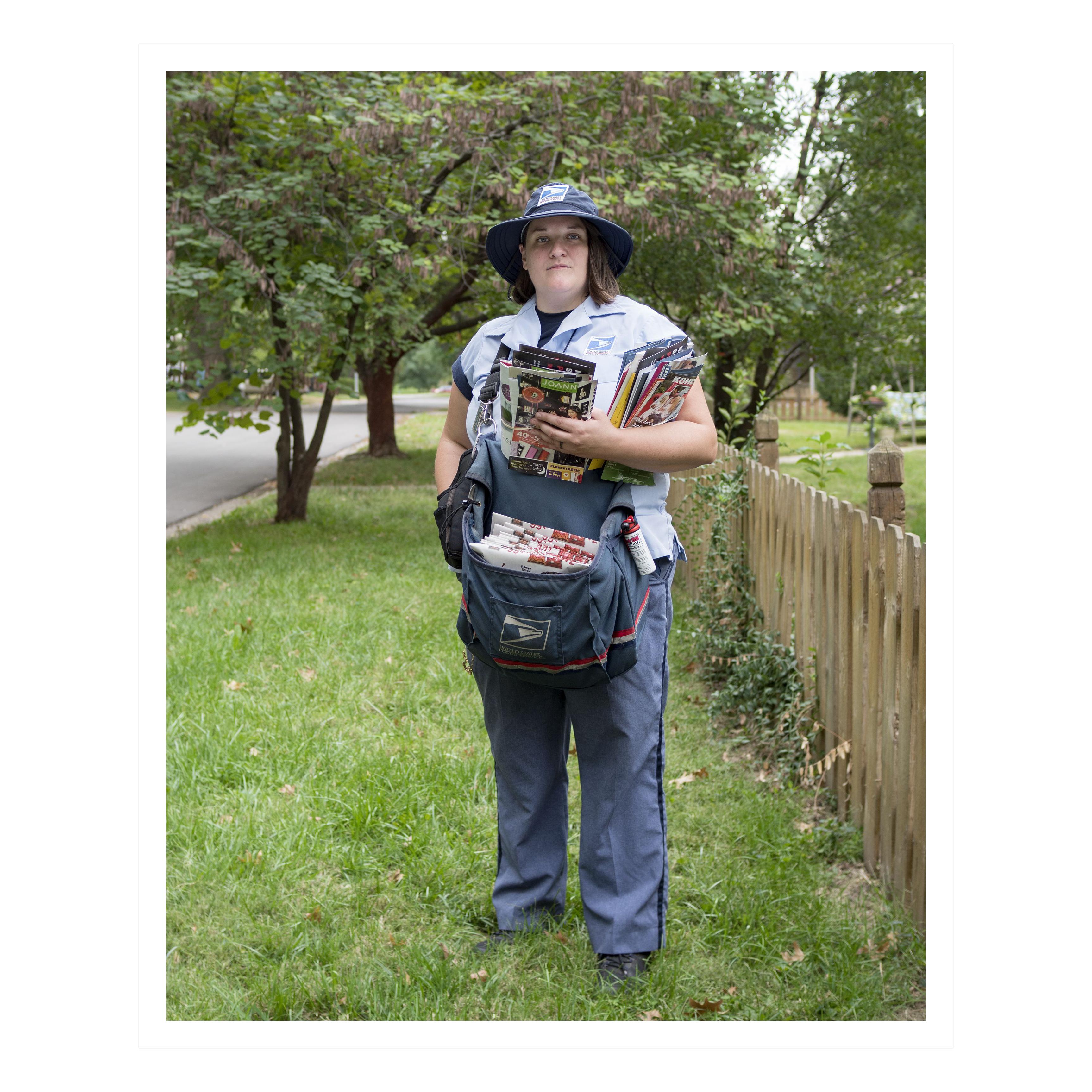 Bri, Briefträger (40% AUS DEM LISTENPREIS) – Photograph von Angie Jennings