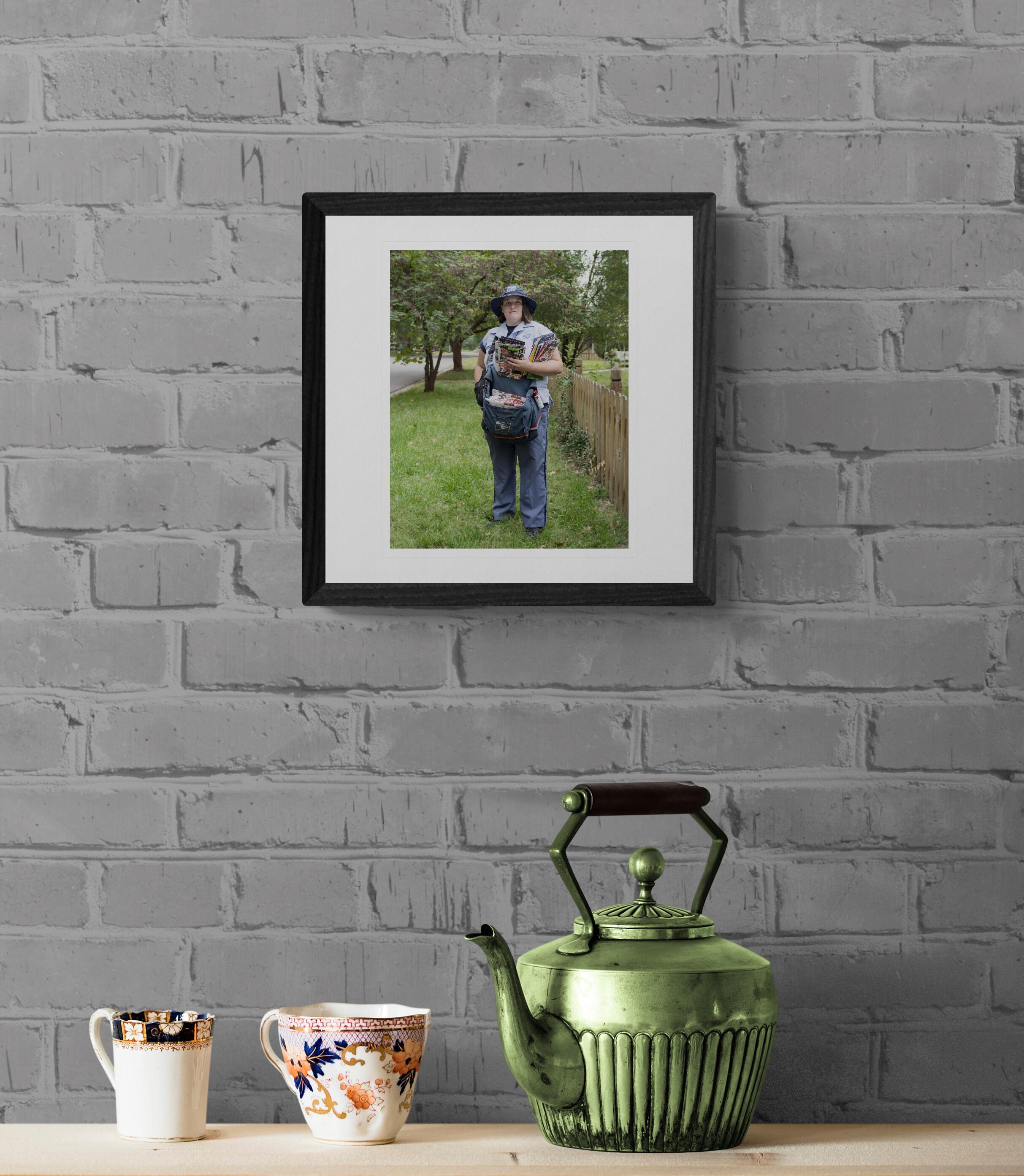 Bri, Briefträger (40% AUS DEM LISTENPREIS) (Zeitgenössisch), Photograph, von Angie Jennings