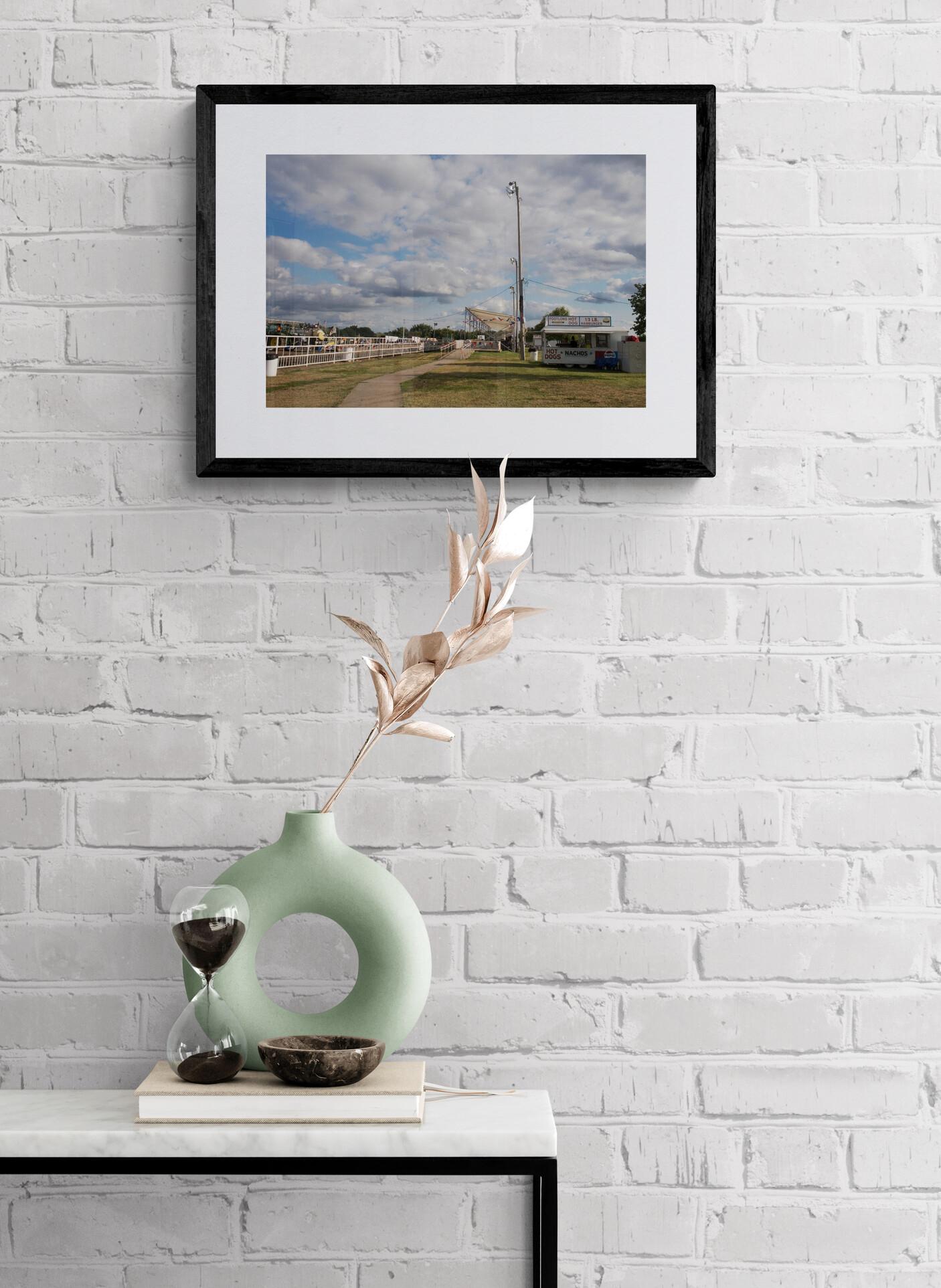 Burger Me (Americana, Medio Oeste, Clásica, Icónica, Cielo, 30% DE DESCUENTO - TIEMPO LIMITADO) - Photograph moderno estadounidense de Angie Jennings