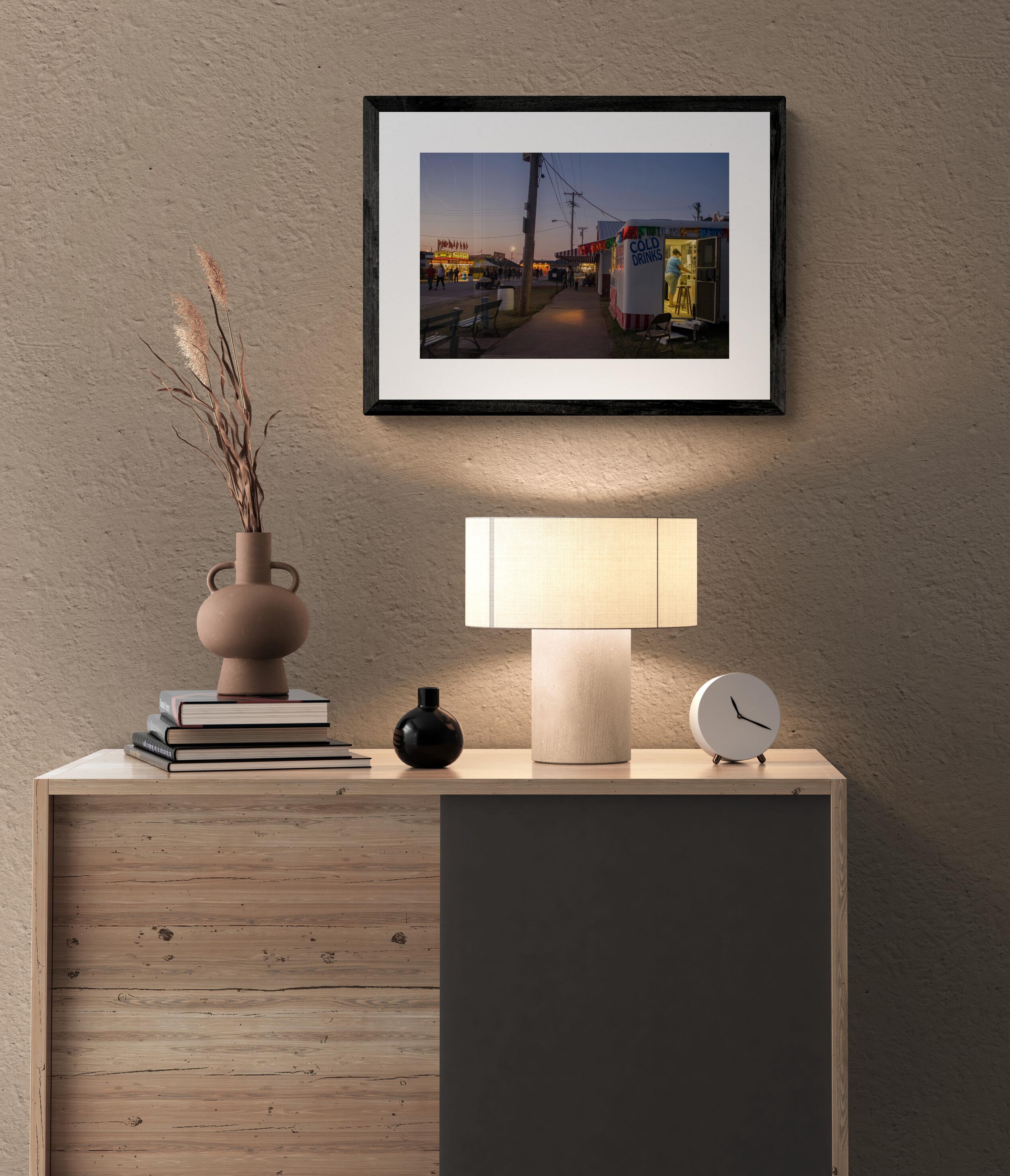 Boissons froides américaines, Midwest, Classic, Fair, Night Sky, 30 % remise sur le prix) - Noir Landscape Photograph par Angie Jennings