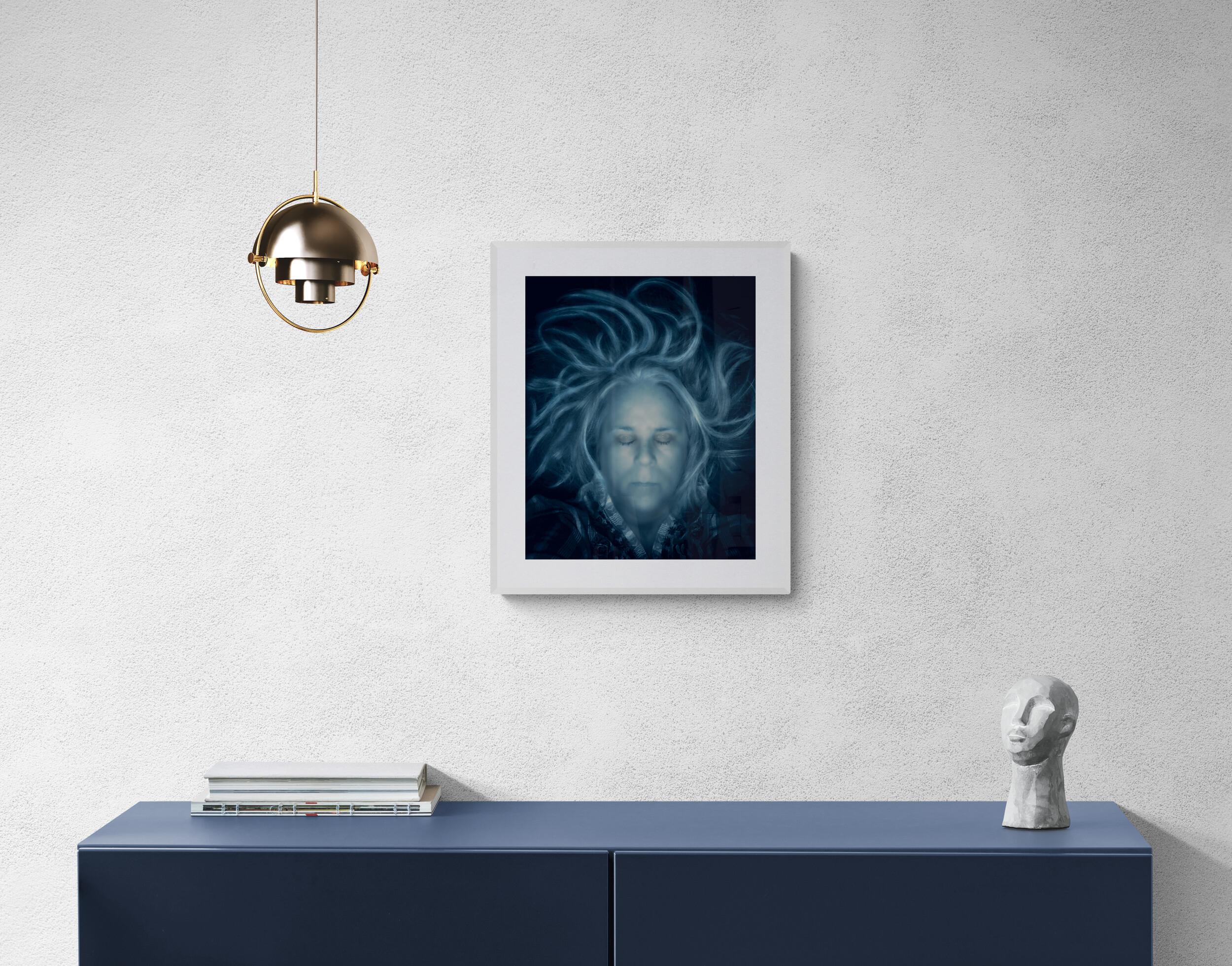 Life Under (bleu, froid, portrait, Méduse) - Moderne Photograph par Angie Jennings