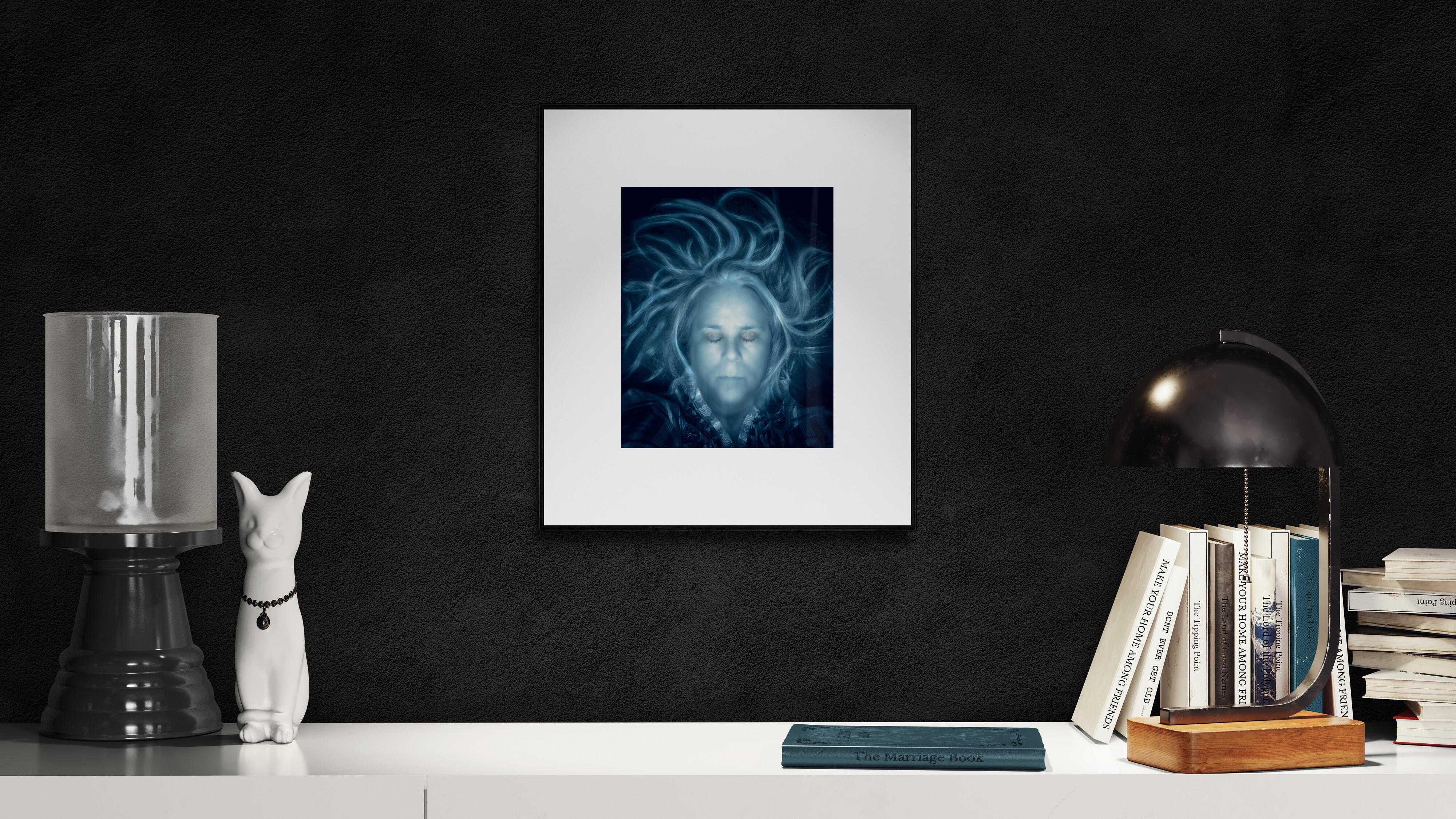 Life Under (bleu, froid, portrait, Méduse) en vente 2
