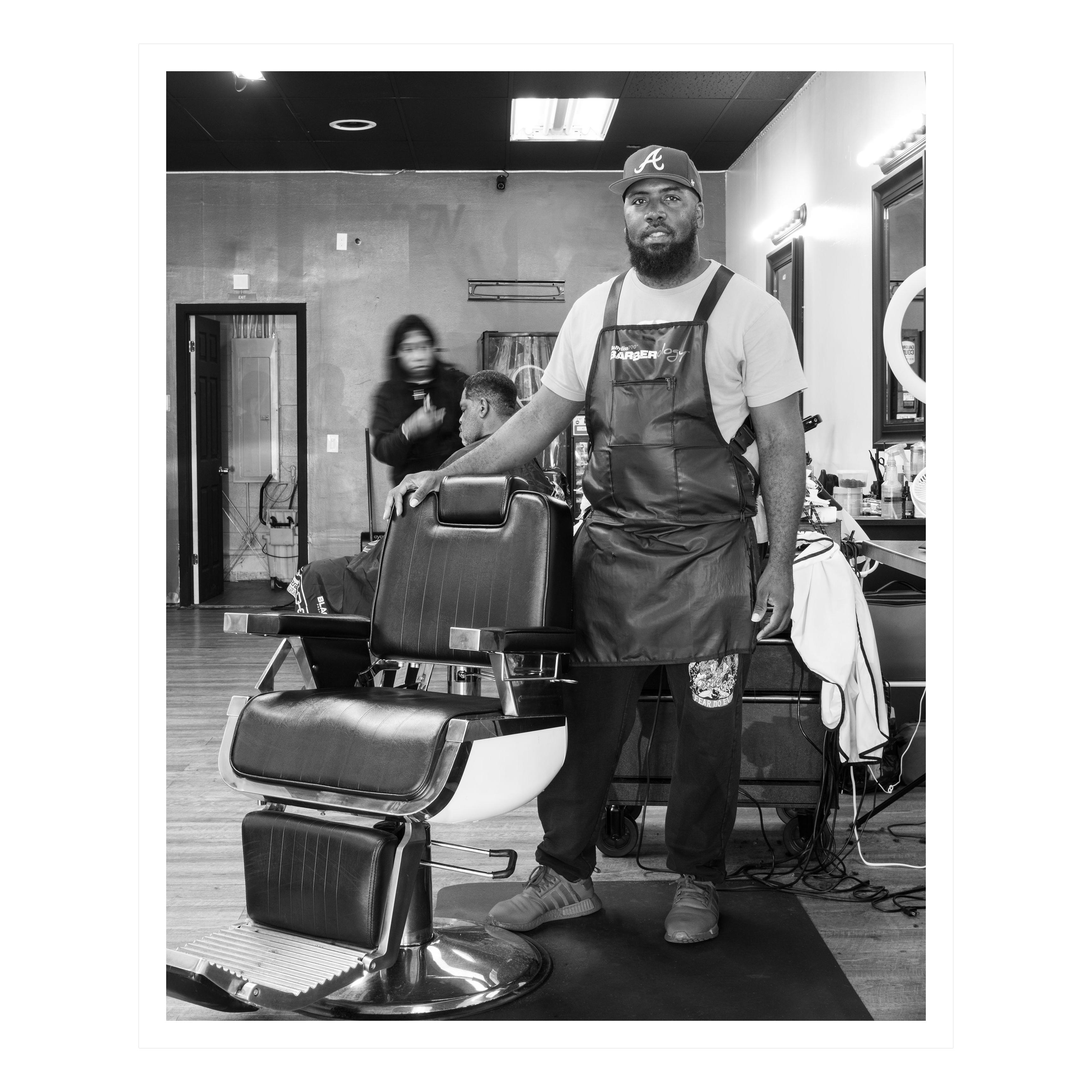 Manuel Manuel, Barber (40% OFF-LIST-Preis) – Photograph von Angie Jennings