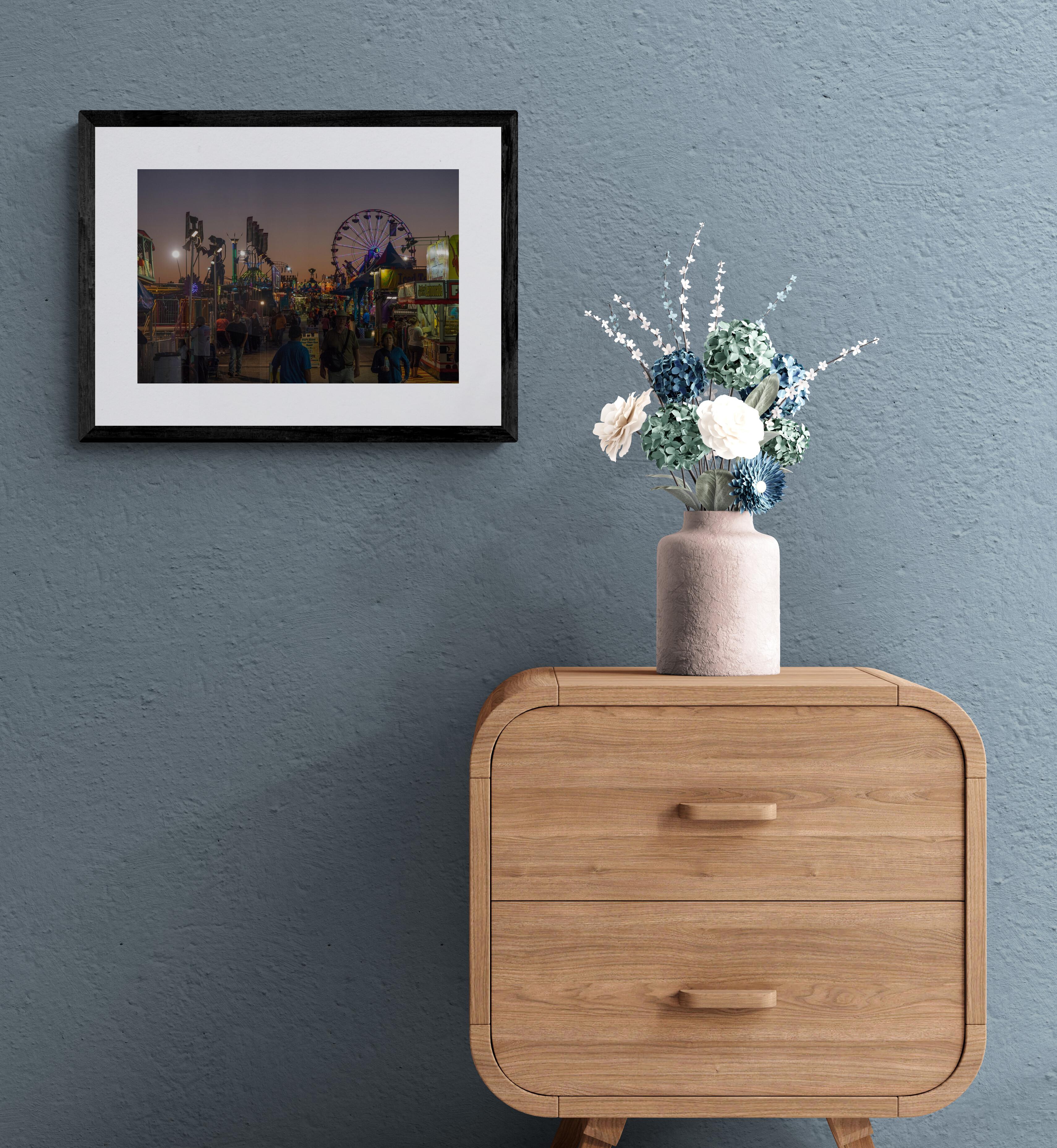 Midway (Americana, Midwest, Classic, Fair, Evening Sky, Sunset, Lights, 30% OFF) - Modernisme américain Photograph par Angie Jennings