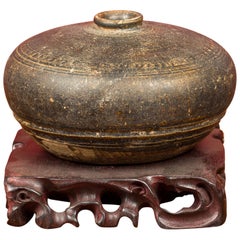 Période d'Angkor 12e siècle Vase en céramique khmère à glaçure noire et lignes concentriques