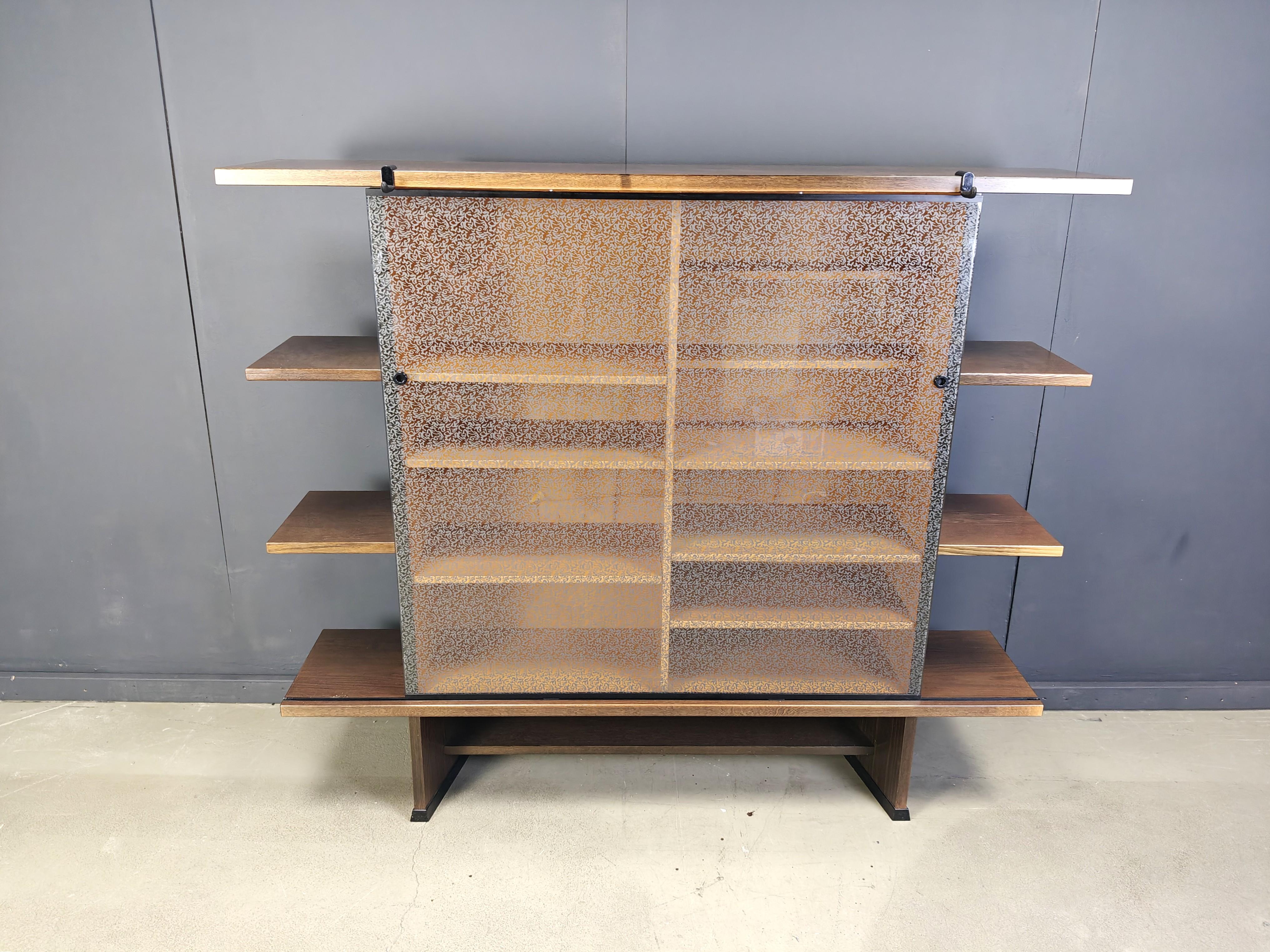 Winkelschrank, entworfen von Francesco Binfare für Cassina

Sehr vielseitiges Aufbewahrungsmöbel mit reichlich Regalen und einer Glasschiebetür mit Binfares typischem 80er-Jahre-Muster auf dem Glas.

Es wurde von der belgischen Firma Top Mouton