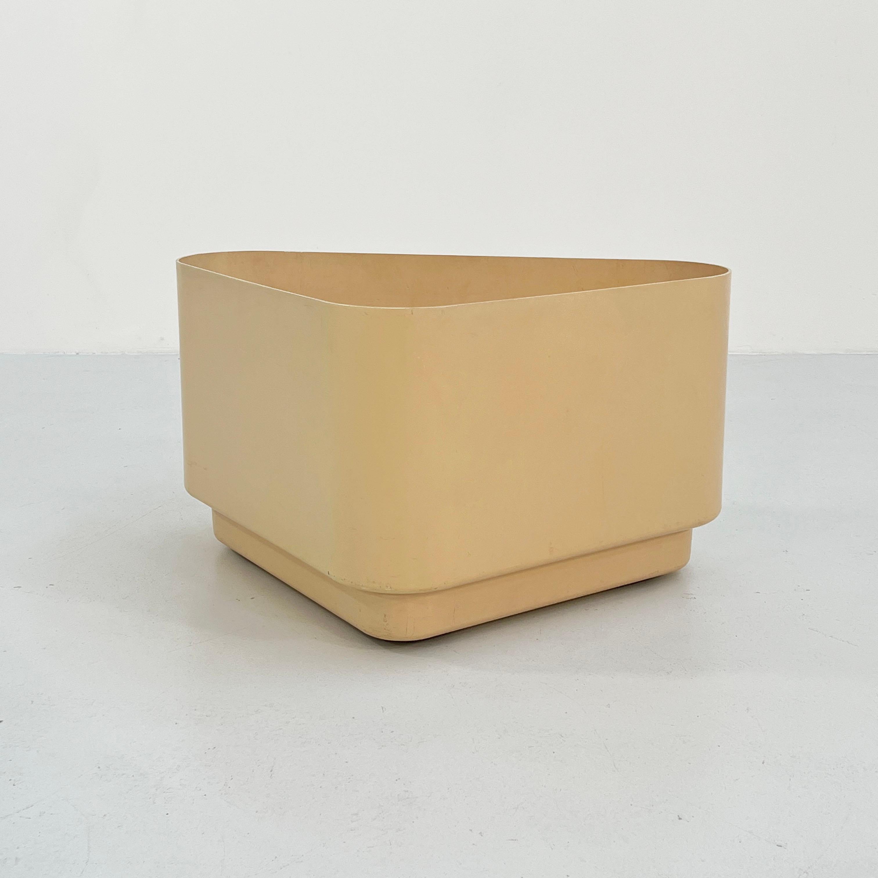Angle Planter on Wheels by Nena Balsari for Kartell, 1970s.
Producer - Kartell
Designer - Nena Balsari
Design Period - Seventies
Measurements - width 63 cm x depth 40 cm x height 35 cm
Materials - Plastic
Color - Beige
Condition - Good