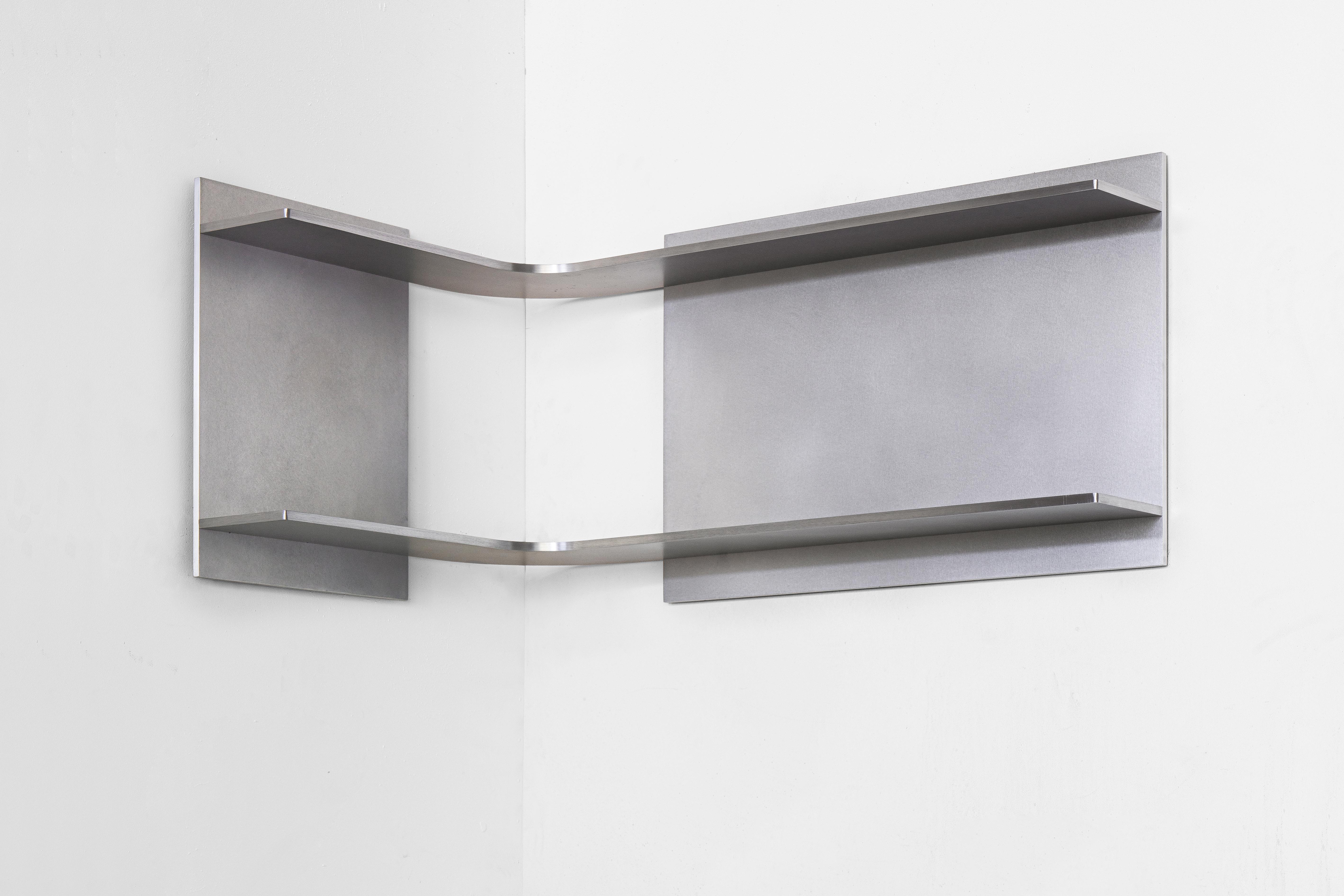 L'étagère d'angle est conçue et produite par Johan Viladrich dans son atelier du sud de la France. À la fois fonctionnelle et sculpturale, cette pièce utilise les murs pour créer une exposition unique. Le design est minimal et concentre l'attention
