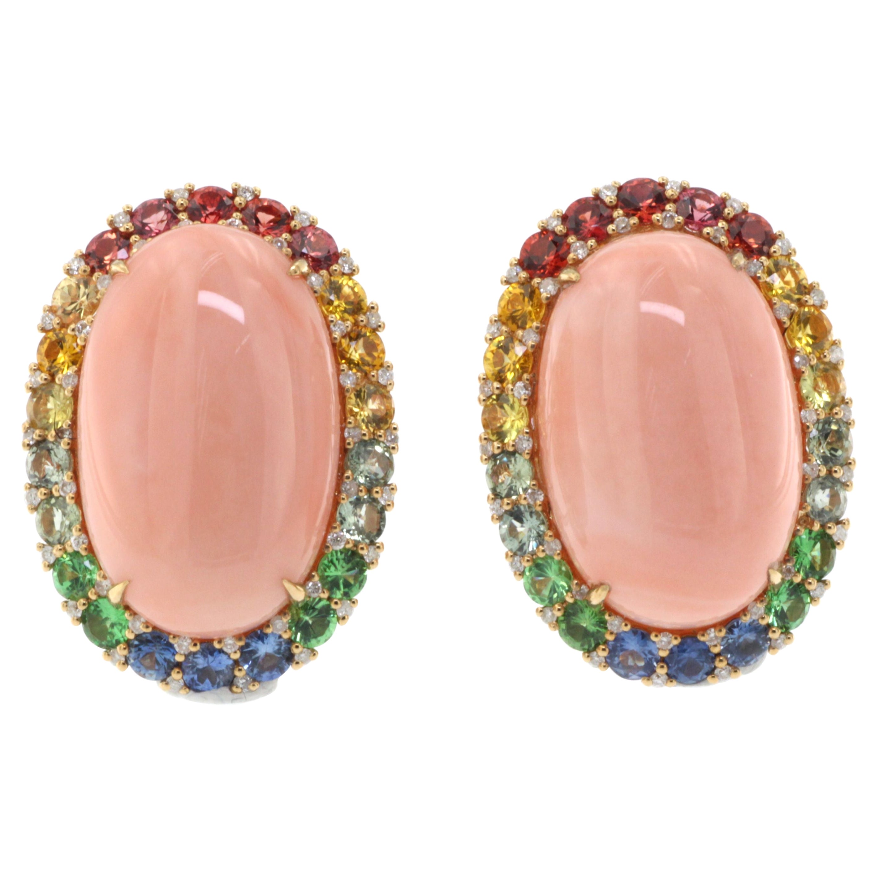Ti presentiamo un paio di splendidi orecchini che racchiudono un'eleganza senza tempo e un fascino vibrante. Il cuore di questo capolavoro è costituito da 37,85 carati di corallo pelle d'angelo, noto per la sua delicata tonalità che cattura con