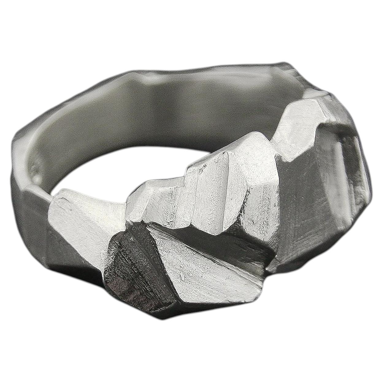 Anello con sfaccettature angolari in argento sterling 925 di Leonie Simpson in vendita