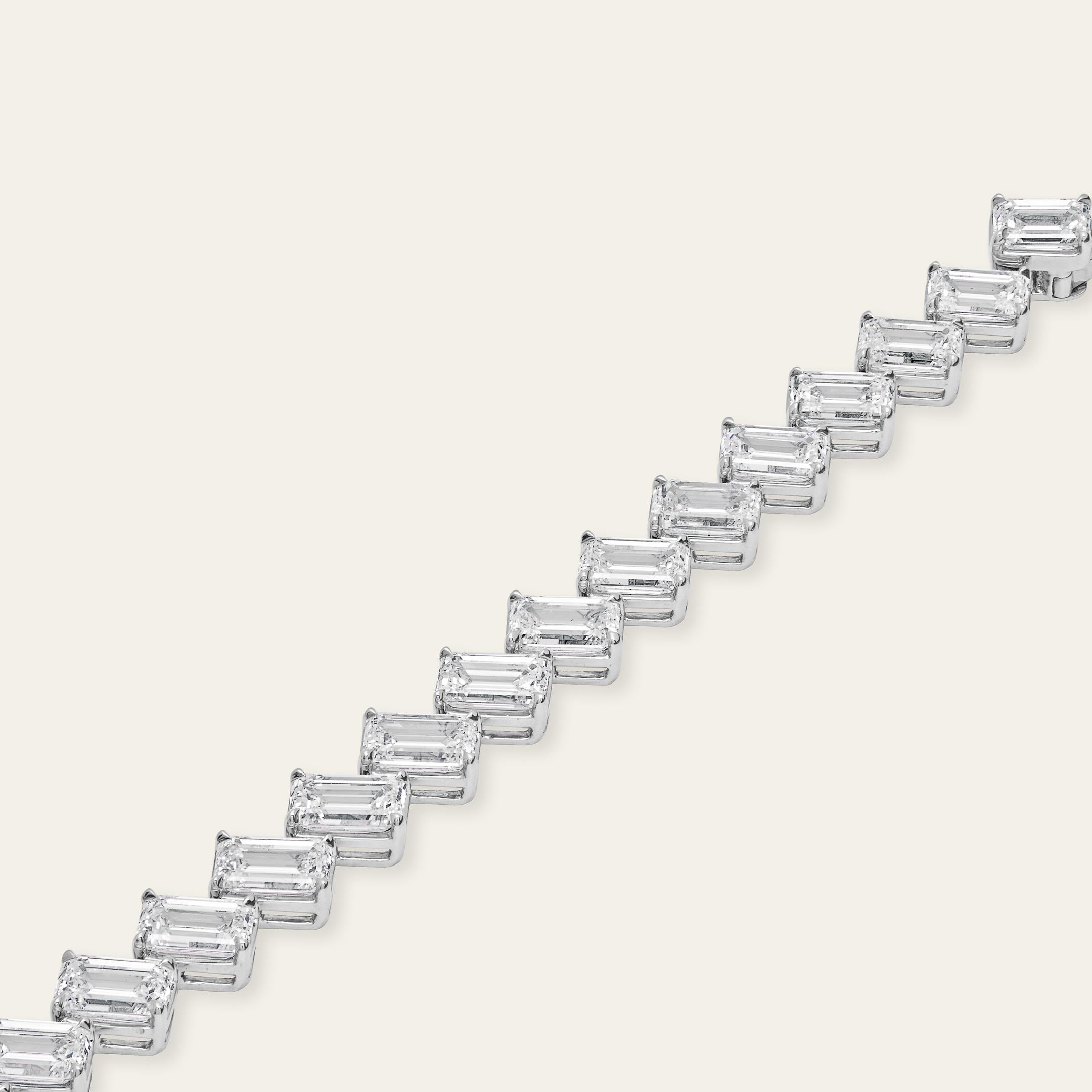 Angled-Set 24 Carat Diamond Tennis Bracelet In New Condition For Sale In New York, NY