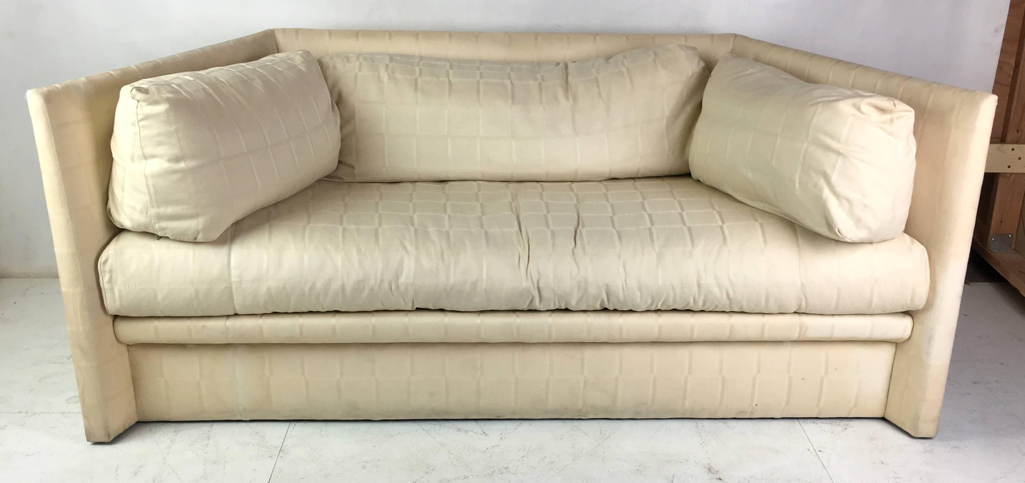 Fantastic shelter sofa with angled sides and down cushions by the Master, John Saladino, for Baker Furniture. This fantastic occasional piece is unbelievably lounge-y and comfortable while looking as stylish as it gets, as expected from Saladino.