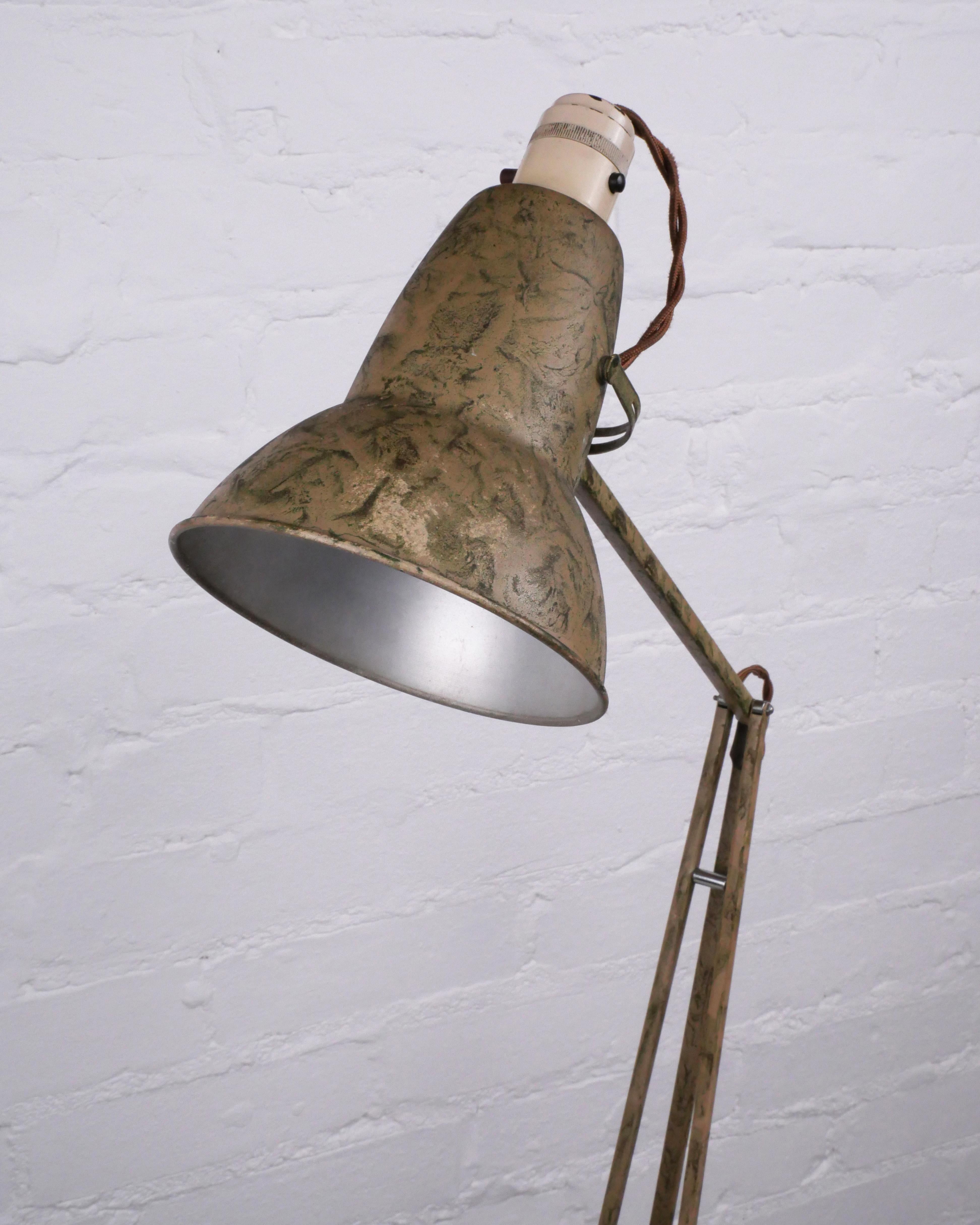 Lampe Modell 1227 aus der Mitte des Jahrhunderts, original, neu verkabelt und voll funktionsfähig im Angebot 3