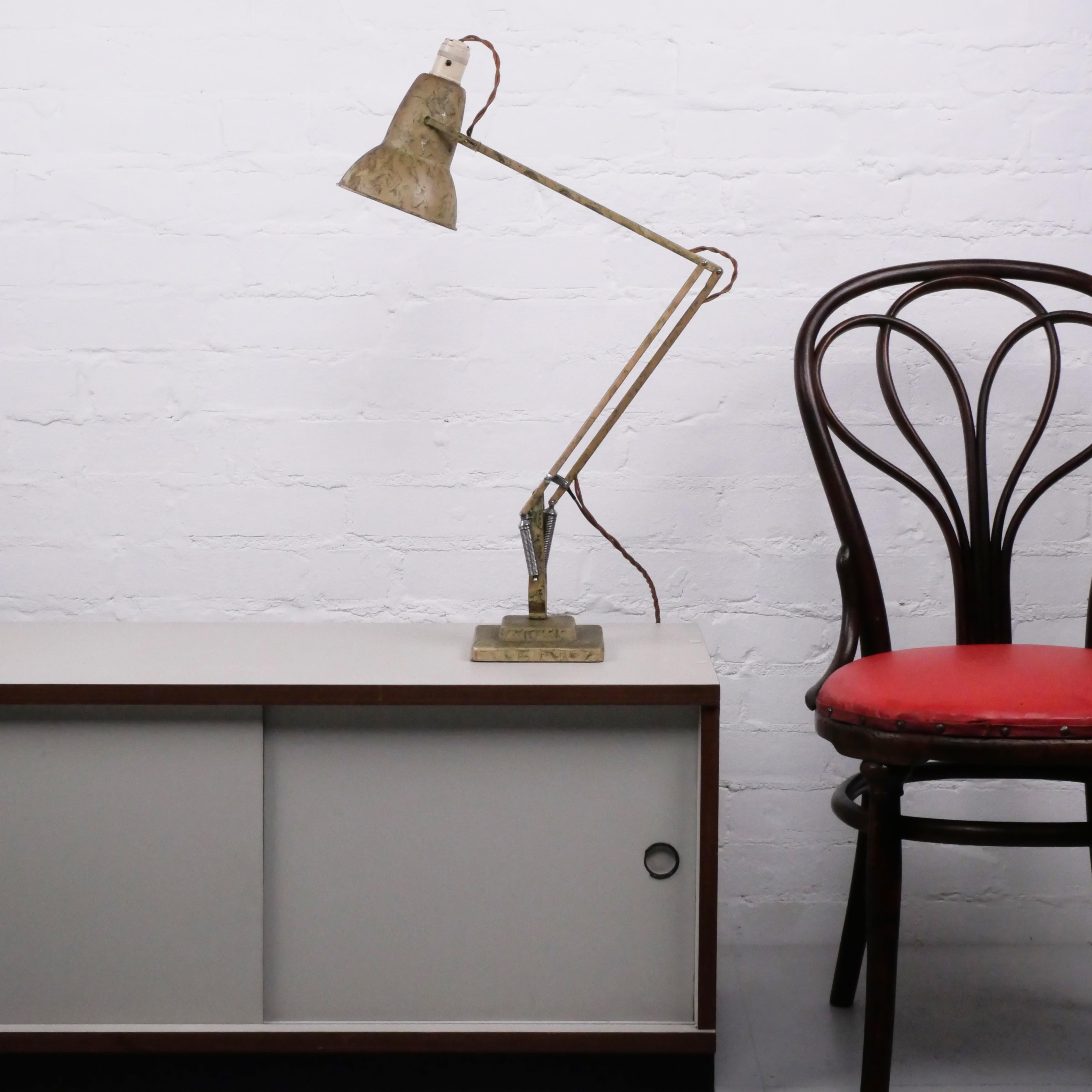 George Carwardine (Designer), UK
Herbert Terry & Sons (Hersteller), UK

Anglepoise-Lampe, Modell 1227, hergestellt 1938-68

Original-Fabriklackierung, verchromte Metallbeschläge, Filz an der Unterseite des Sockels. Original