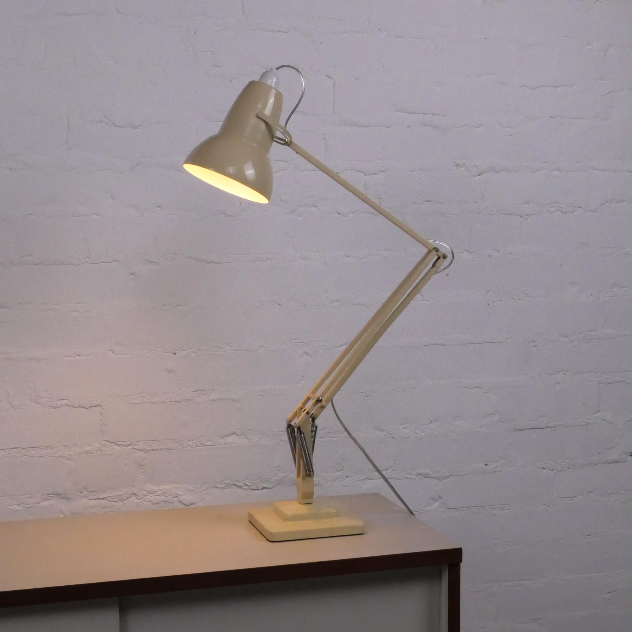 Anglepoise lamp model 1227, mid-century, original, rewired and fully functioning In Good Condition In London, GB
