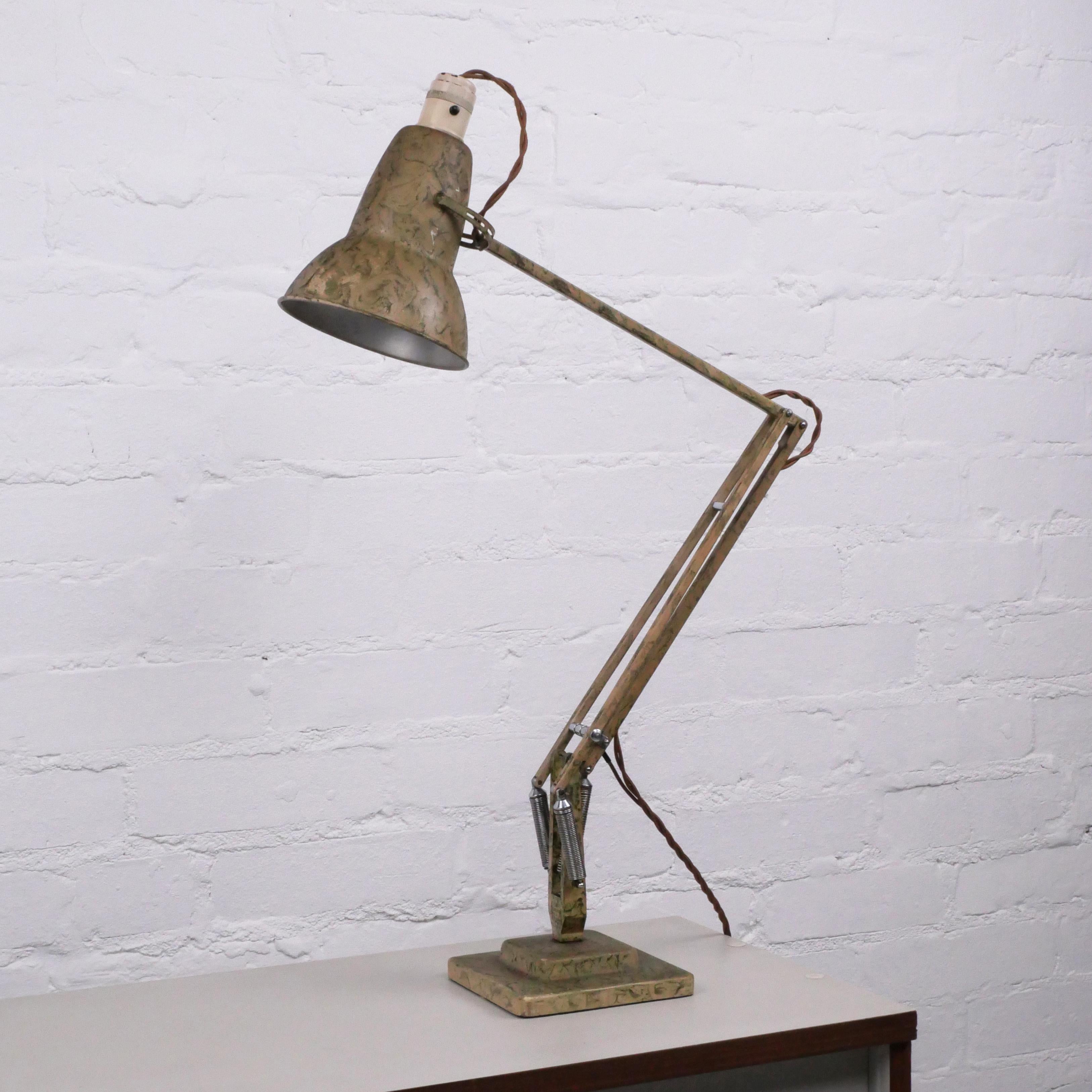 Lampe Modell 1227 aus der Mitte des Jahrhunderts, original, neu verkabelt und voll funktionsfähig im Zustand „Gut“ im Angebot in London, GB