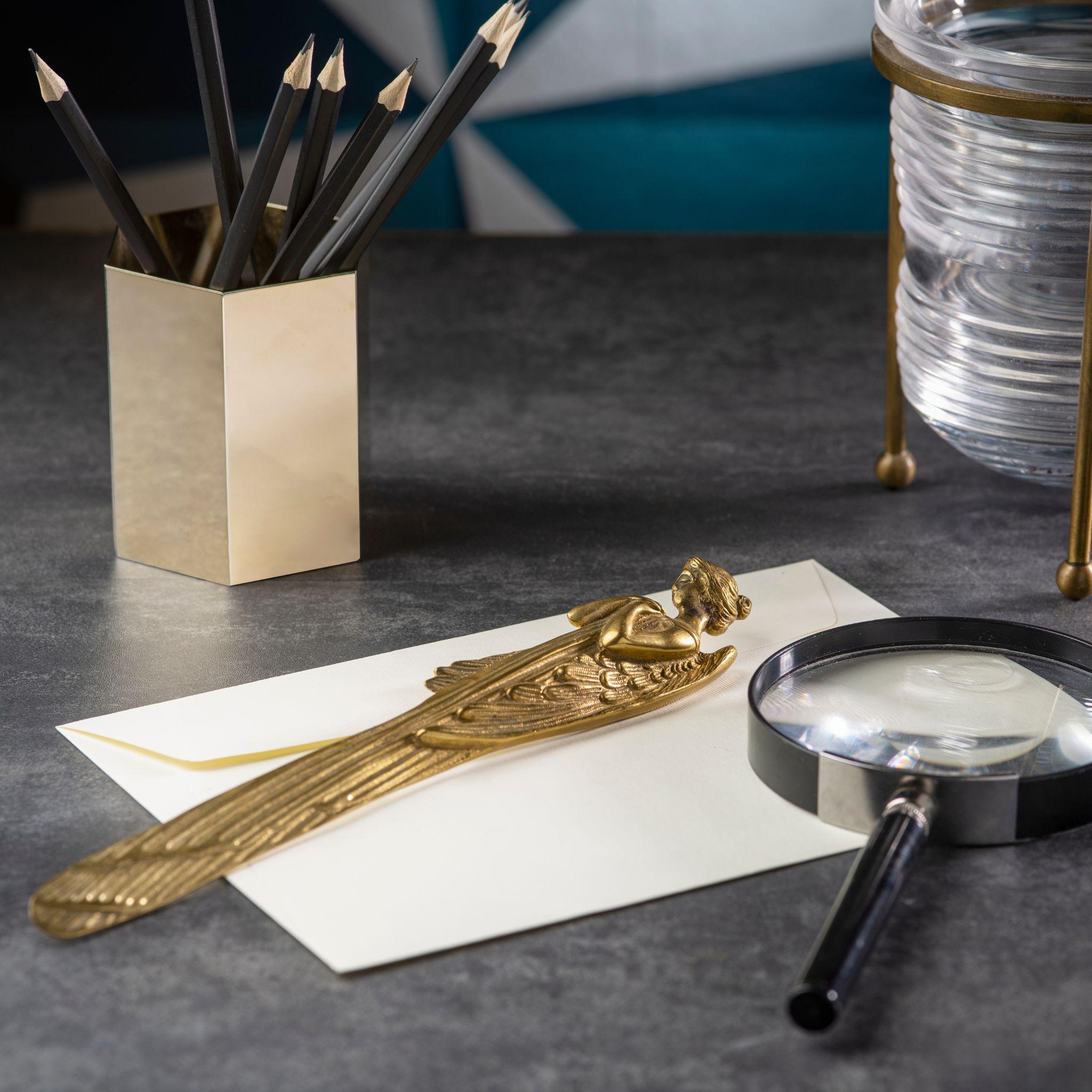 Améliorez votre espace de travail avec notre coupe-papier en bronze coulé en forme d'angle. Fabriqué en bronze de haute qualité, son design unique et élégant ajoute de la sophistication à tout bureau ou maison. Doté d'une lame tranchante, il est