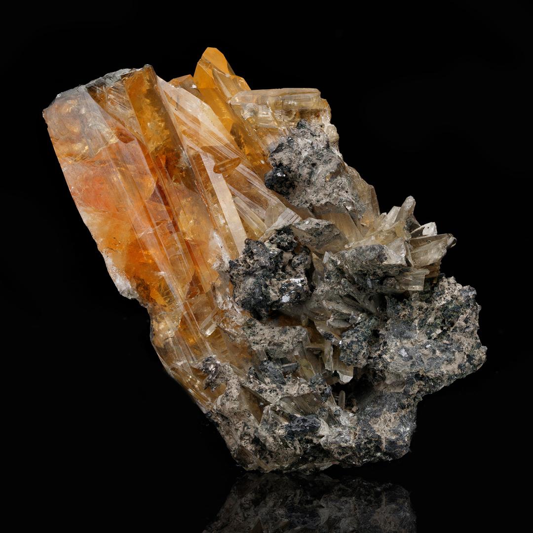 Diese stark pigmentierte Gruppe riesiger, scharfer, wunderschön durchscheinender Anglesitkristalle aus der berühmten Tsumeb-Mine in Namibia zeichnet sich durch eine unglaubliche, seltene gelblich-orange Färbung und natürlichen Glanz aus. Anglesit