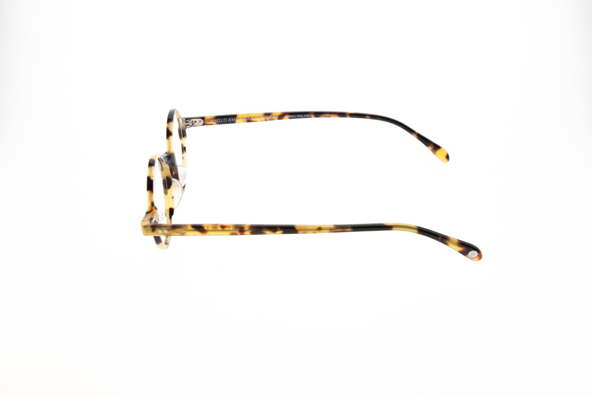 Das Modell AIRLITE wird von Anglo American Eyewear hergestellt. Das Unternehmen wurde 1993 zum besten Designer von Sonnenbrillen und Brillengestellen gewählt. Alle Gläser werden in Handarbeit aus den besten MATERIALEN hergestellt. Diese hochwertigen