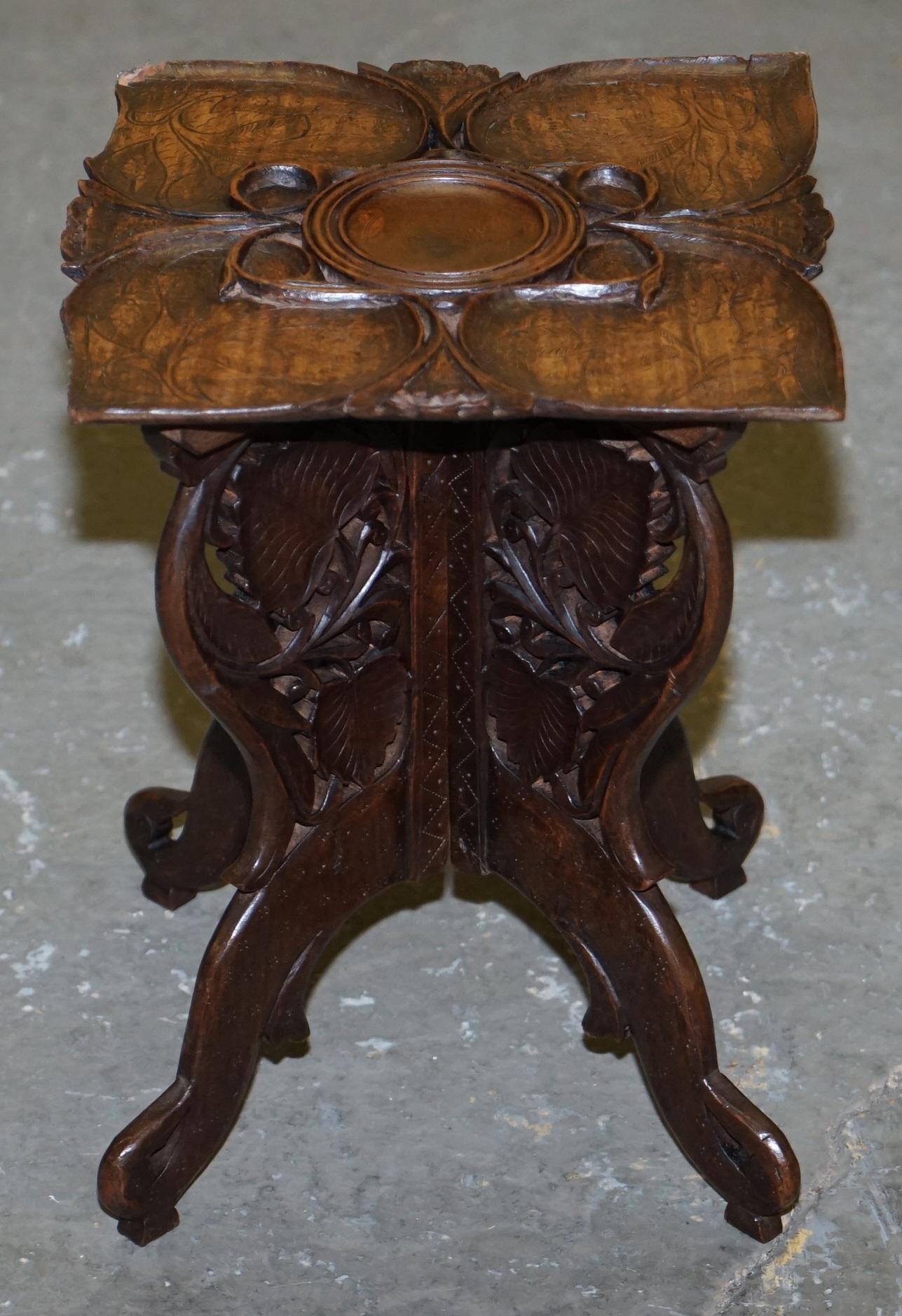 Nous sommes ravis d'offrir à la vente cette superbe table d'appoint pliante en bois dur, sculptée à la main, de style anglo-birman, datant du 19ème siècle

Une très belle table bien faite et décorative, sculptée à la main de la tête aux pieds et