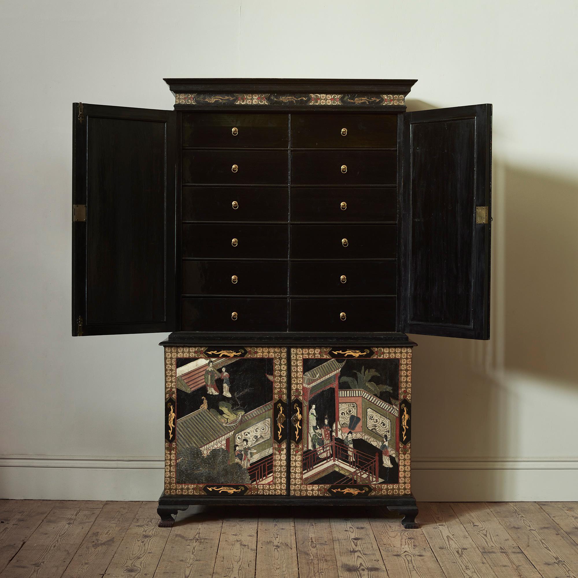 Un mobile anglo-cinese Coromandel del XVIII secolo

Questo magnifico mobile del XVIII secolo è costruito secondo il tipico stile inglese, incorporando pannelli in coromandel da esportazione cinese del XVII secolo e decorazioni in japanned; le porte