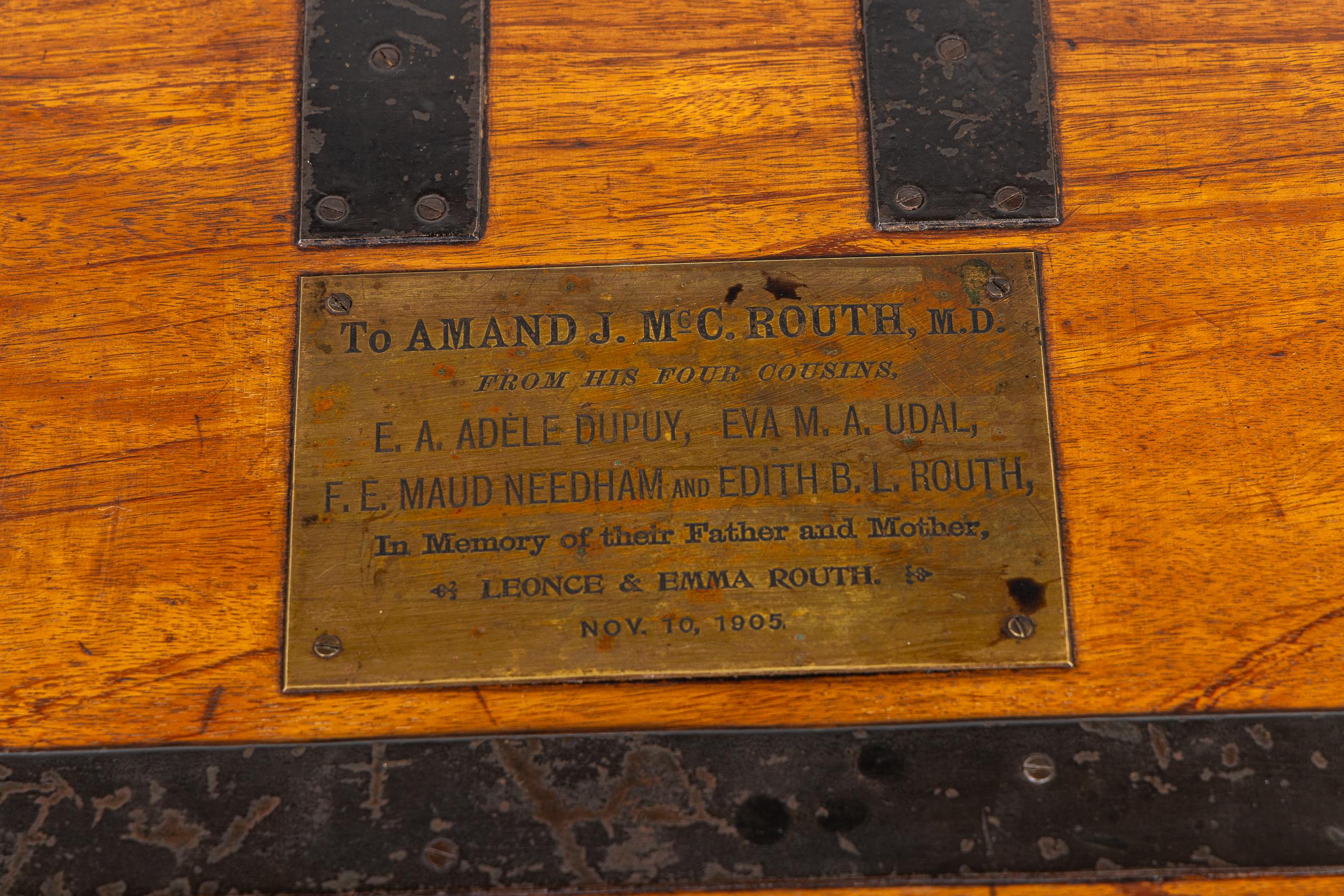 Un'ottima cassa da viaggio in teak anglo-cinese realizzata per Leonce Routh, soldato veterano e vice commissario generale delle Bermuda, nel 1845 circa.

Provenienza:

Realizzato per Leonce Routh Esq. (1820-1905) quando era Vice Commissario