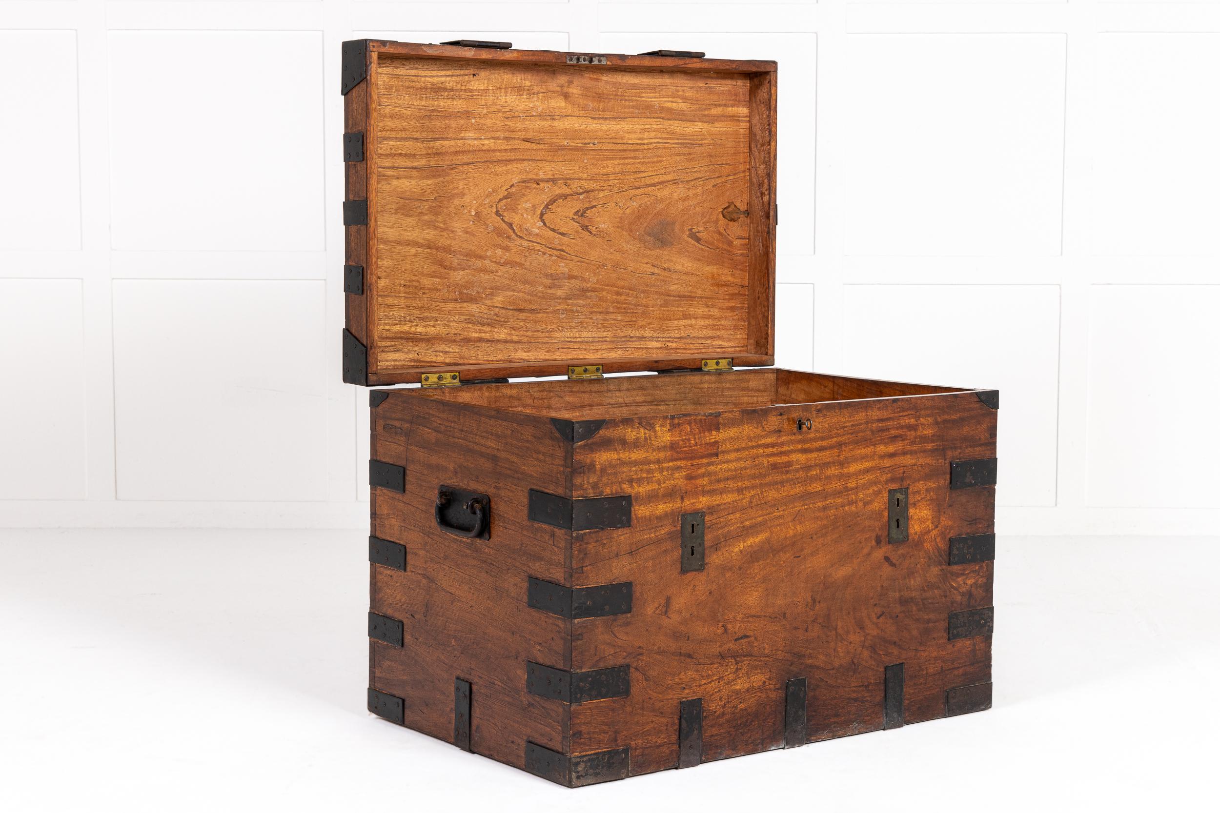 Cassapanca da viaggio anglo-cinese in teak in vendita 3