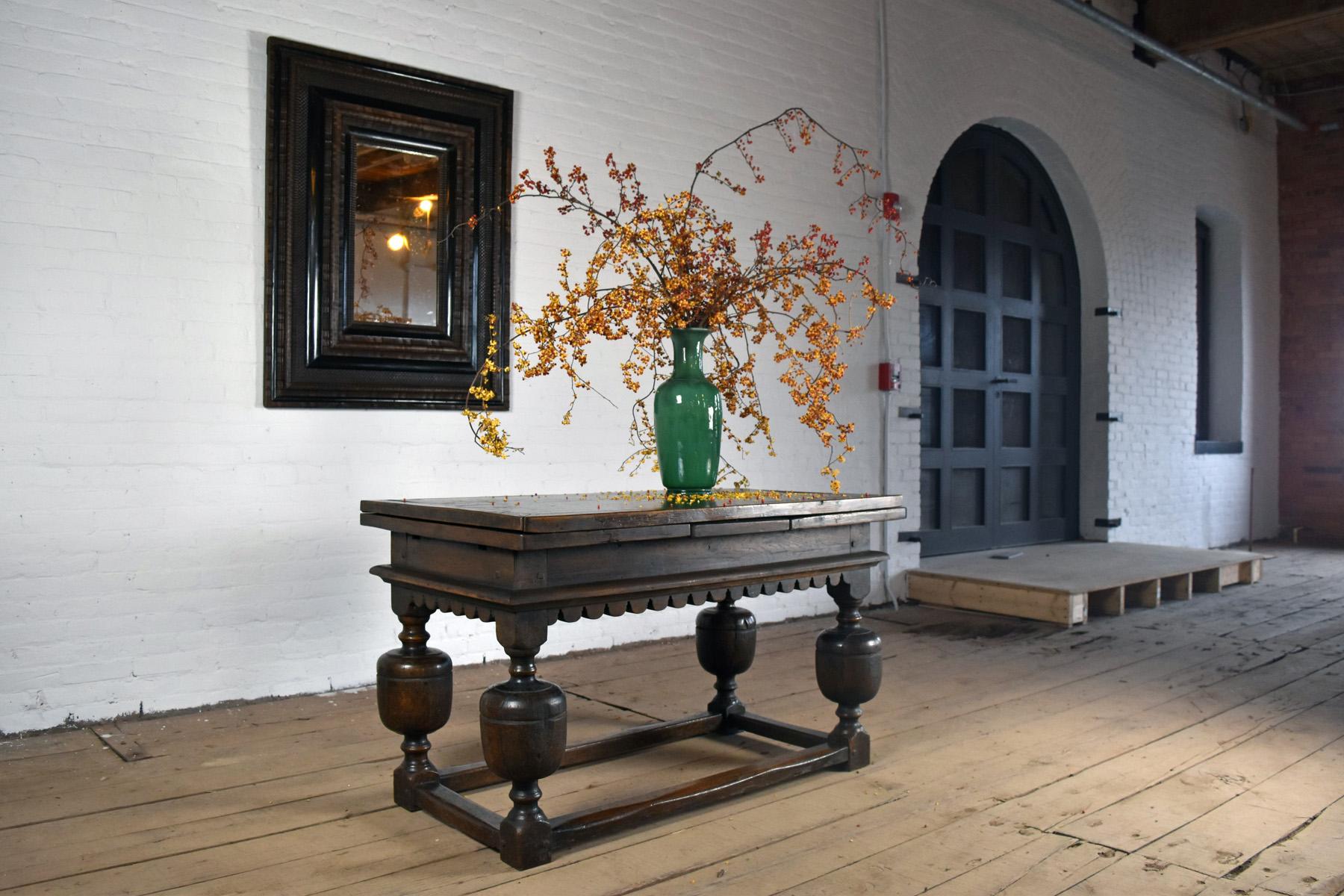 Anglo-Dutch 17th Century Oak Draw-Leaf Centre or Dining Table In Good Condition In Troy, NY