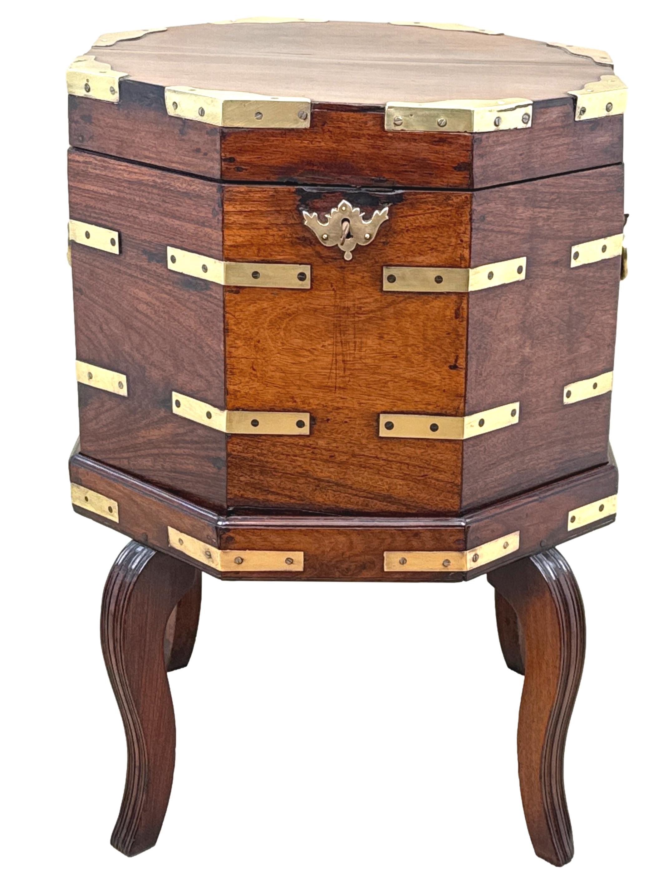 Angloindisches georgianisches Padouk-Cellarette aus dem 18. im Angebot 8