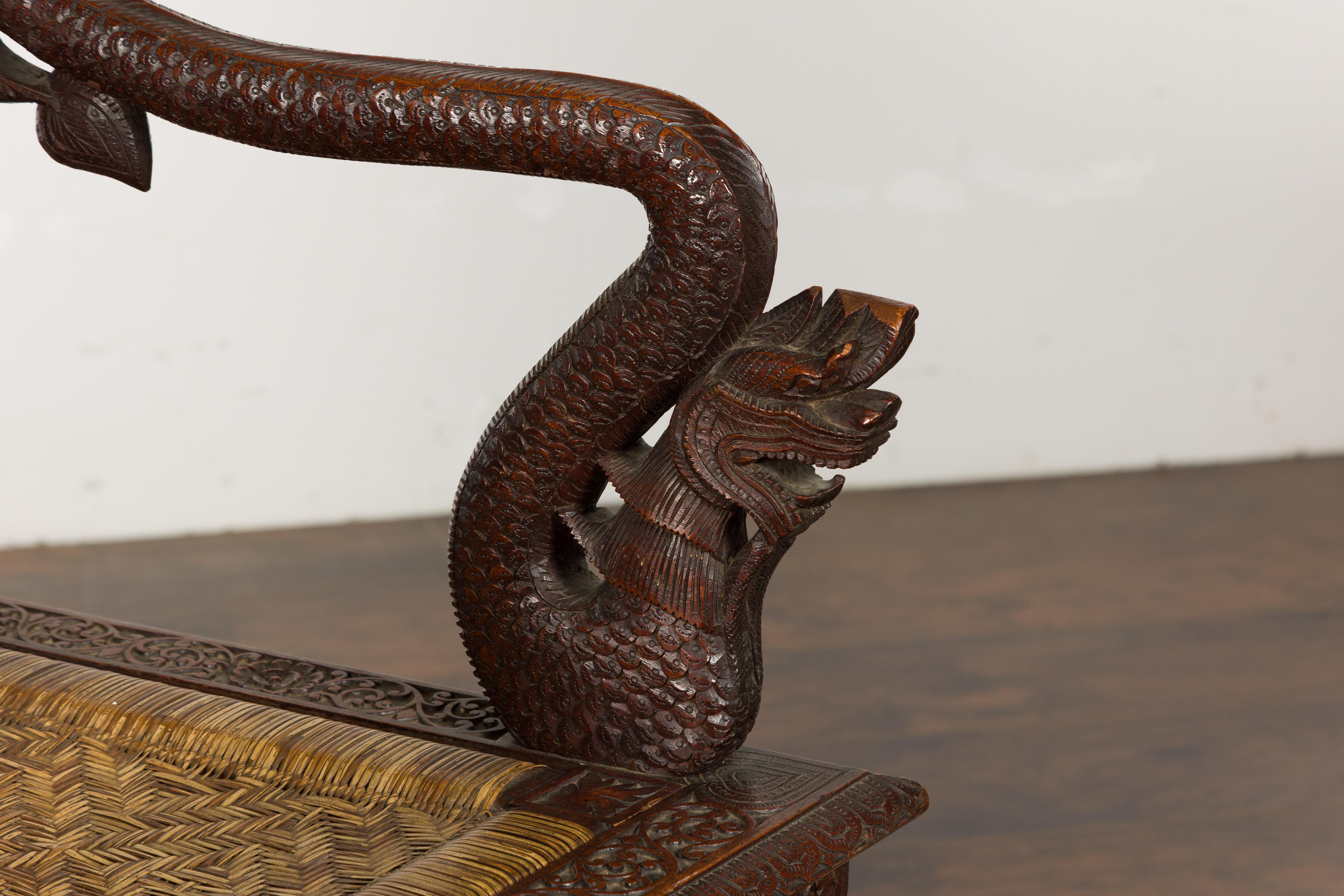 Fauteuil anglo-indien 1900 avec dossier sculpté, créatures mythiques et rotin tressé en vente 1