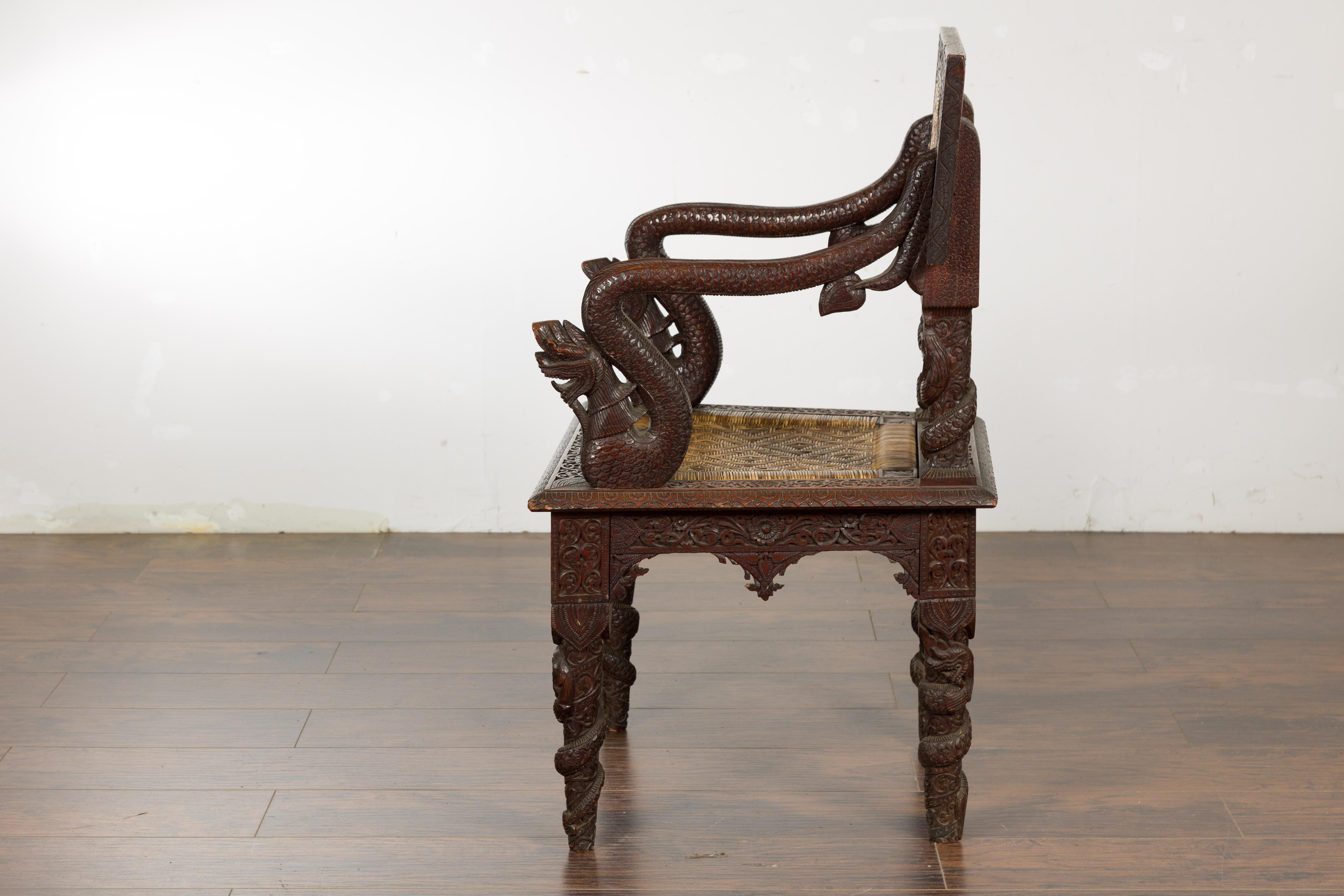 Fauteuil anglo-indien 1900 avec dossier sculpté, créatures mythiques et rotin tressé en vente 5