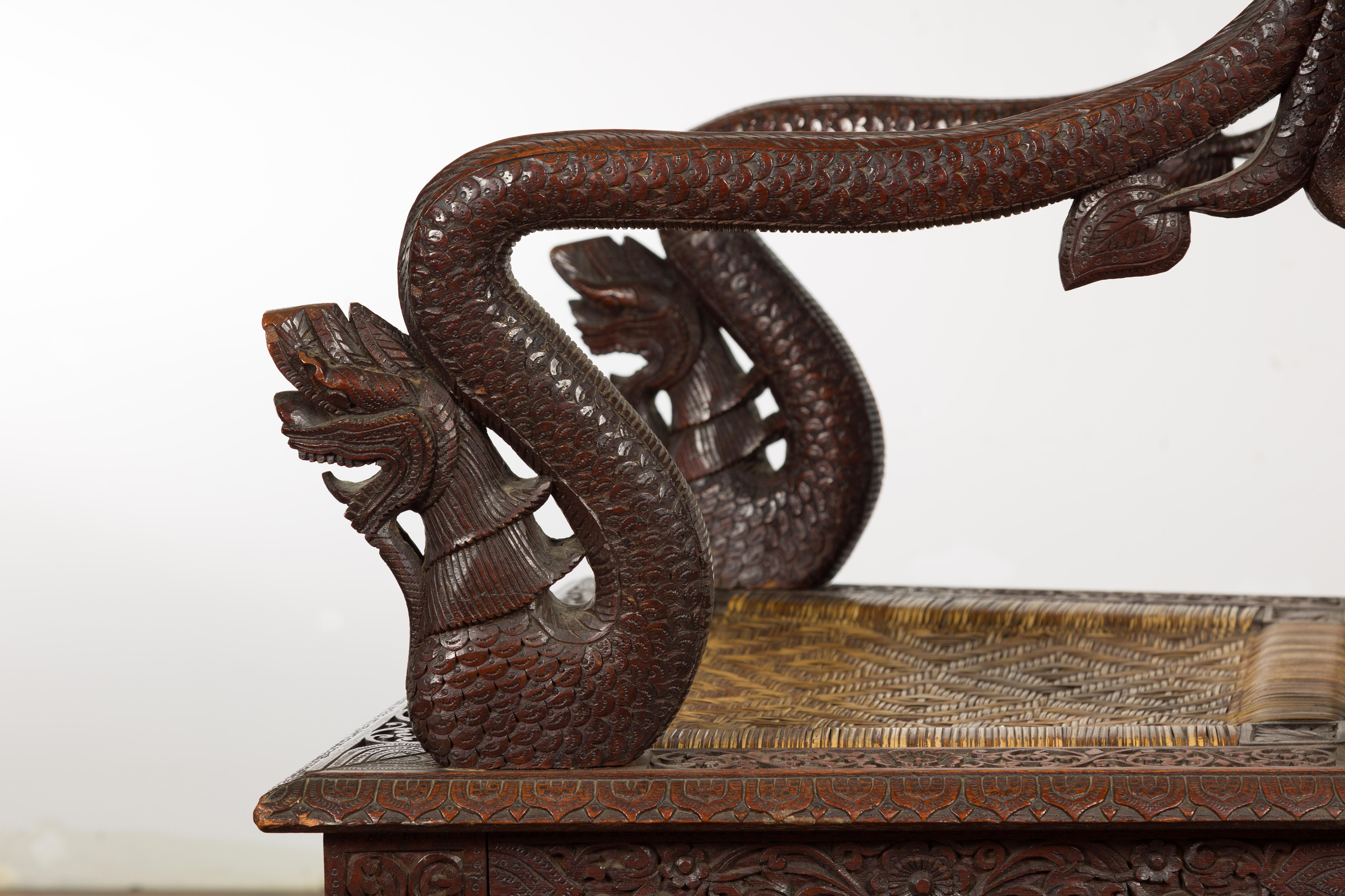 Fauteuil anglo-indien 1900 avec dossier sculpté, créatures mythiques et rotin tressé en vente 6