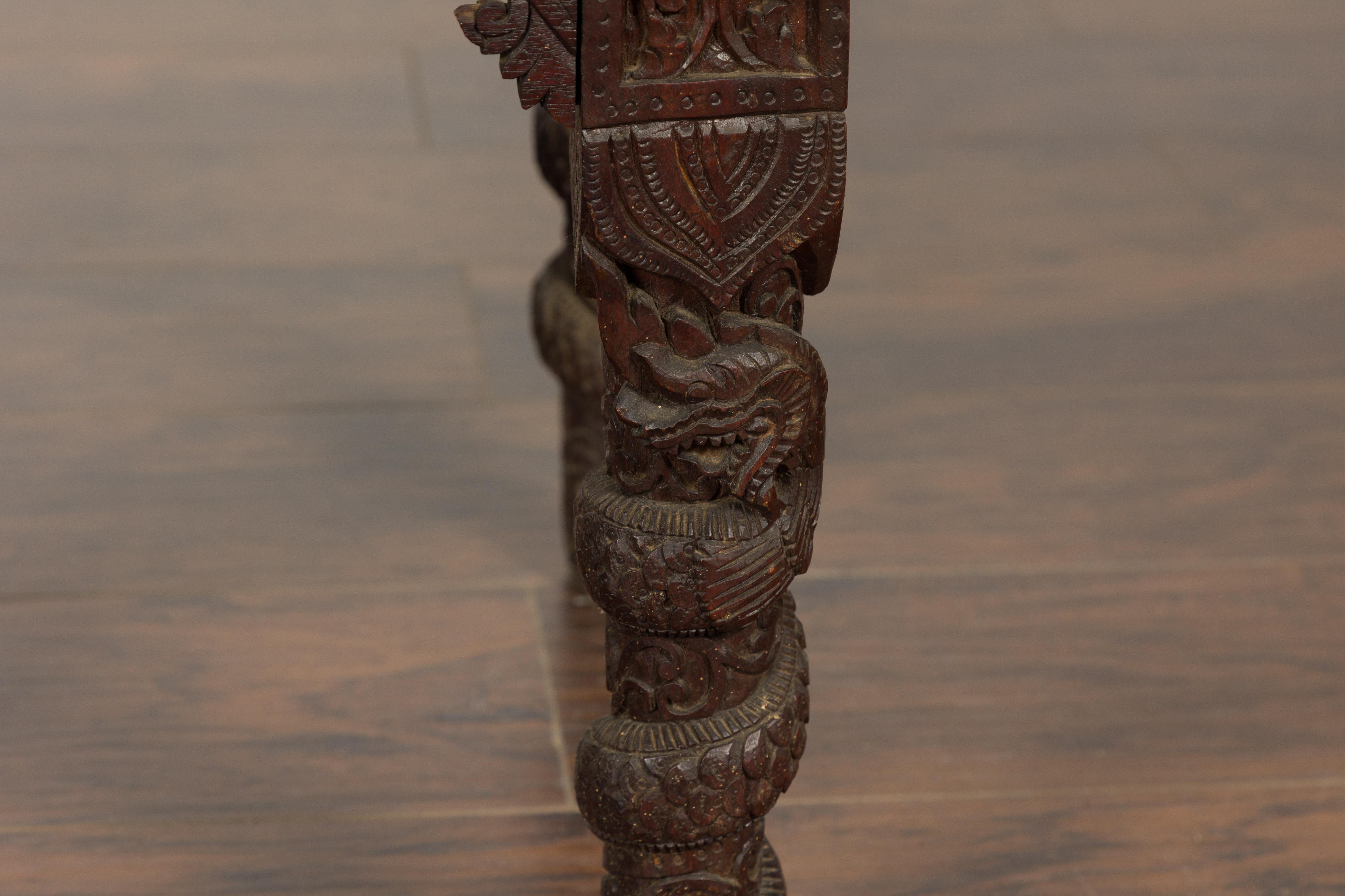 Fauteuil anglo-indien 1900 avec dossier sculpté, créatures mythiques et rotin tressé en vente 7