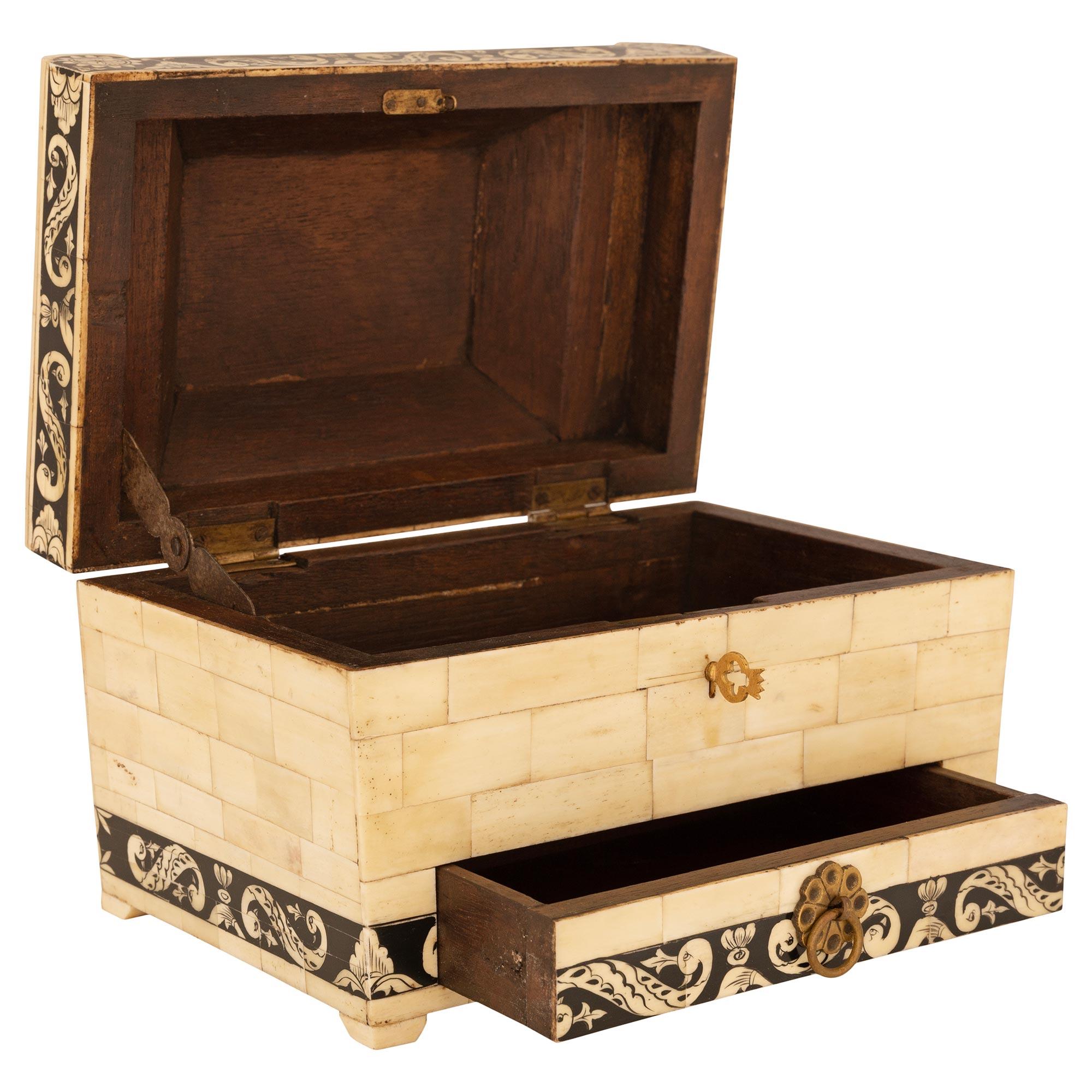 Nordamericano Scatola anglo-indiana del XIX secolo patinata nera, in osso e Oak in vendita