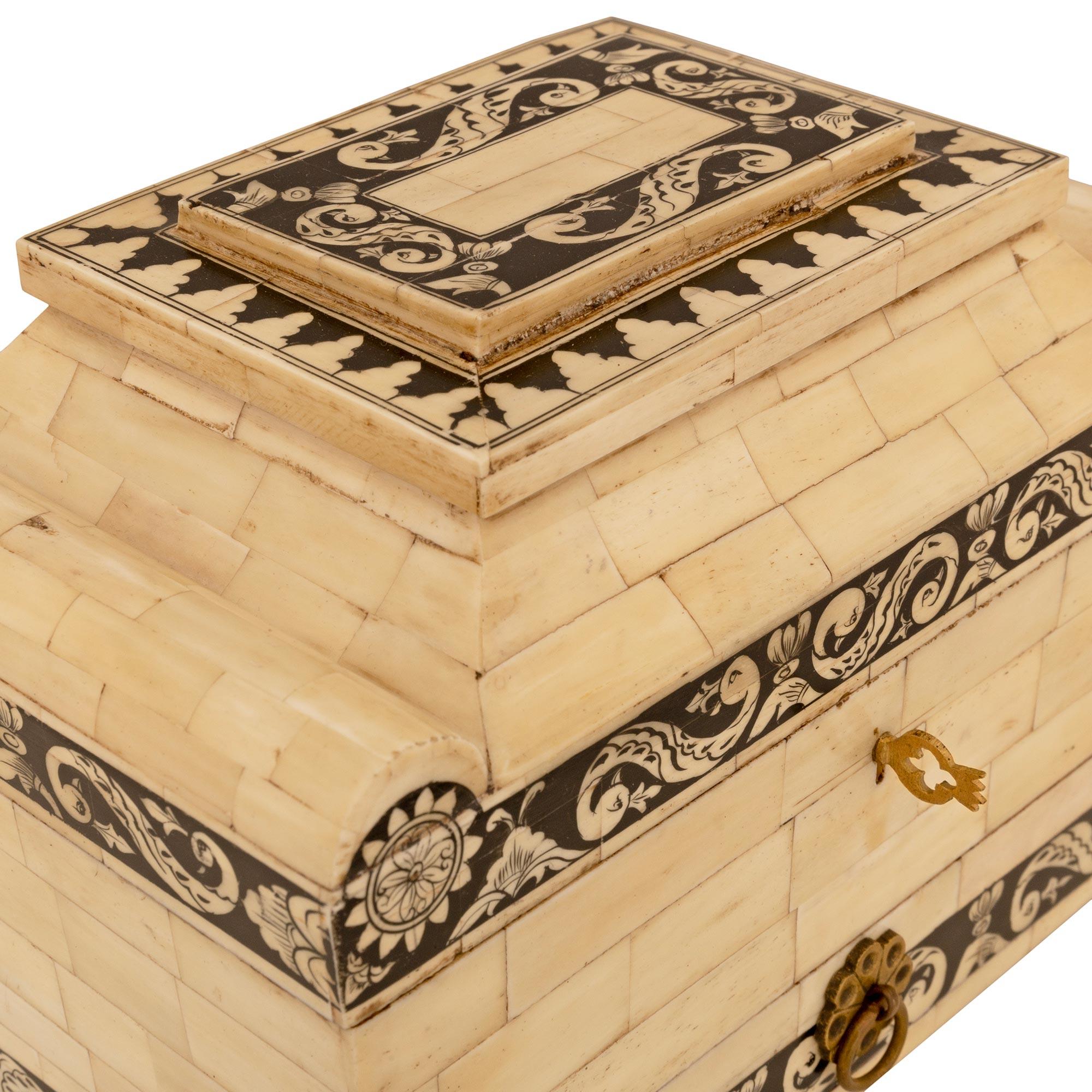 Osso Scatola anglo-indiana del XIX secolo patinata nera, in osso e Oak in vendita
