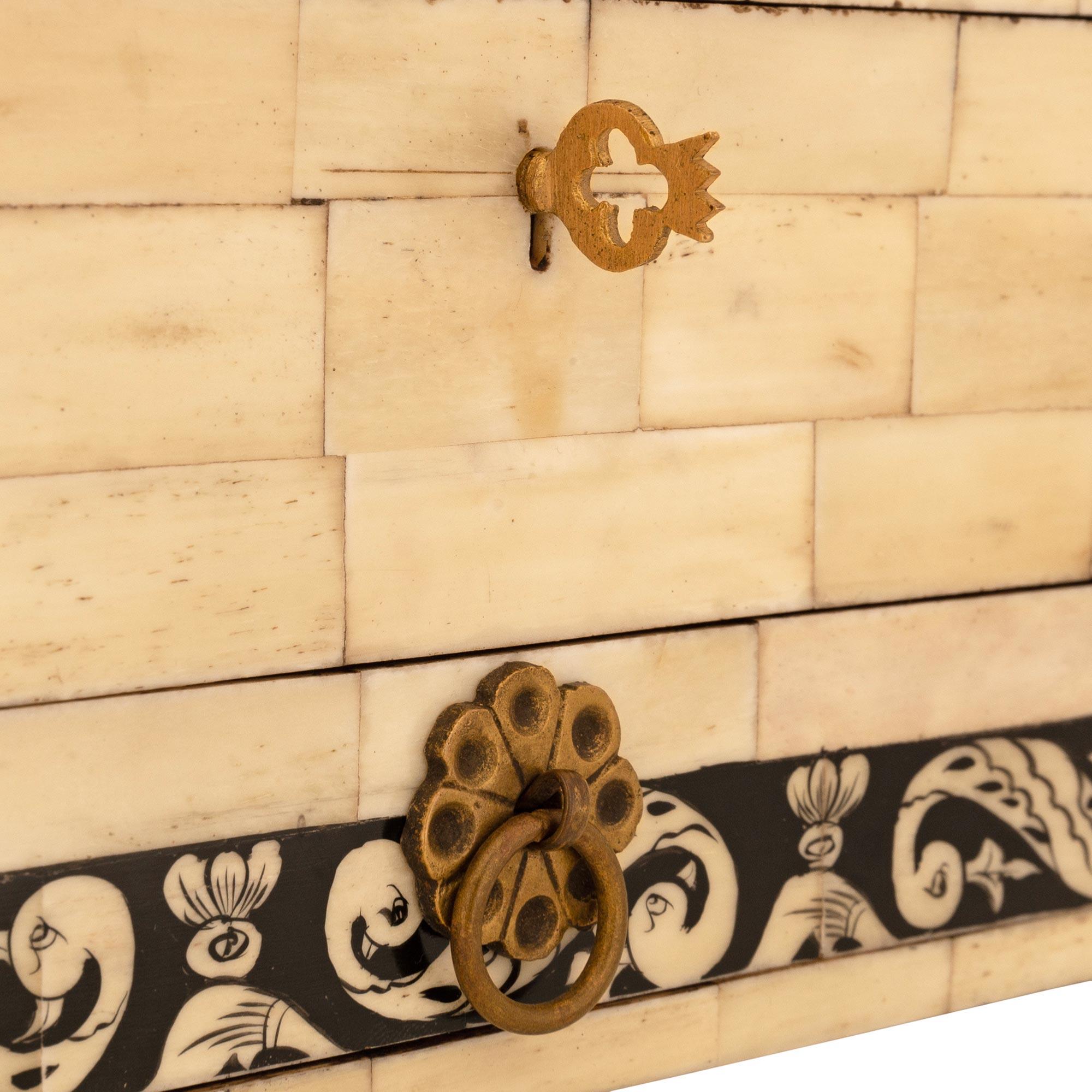 Scatola anglo-indiana del XIX secolo patinata nera, in osso e Oak in vendita 1