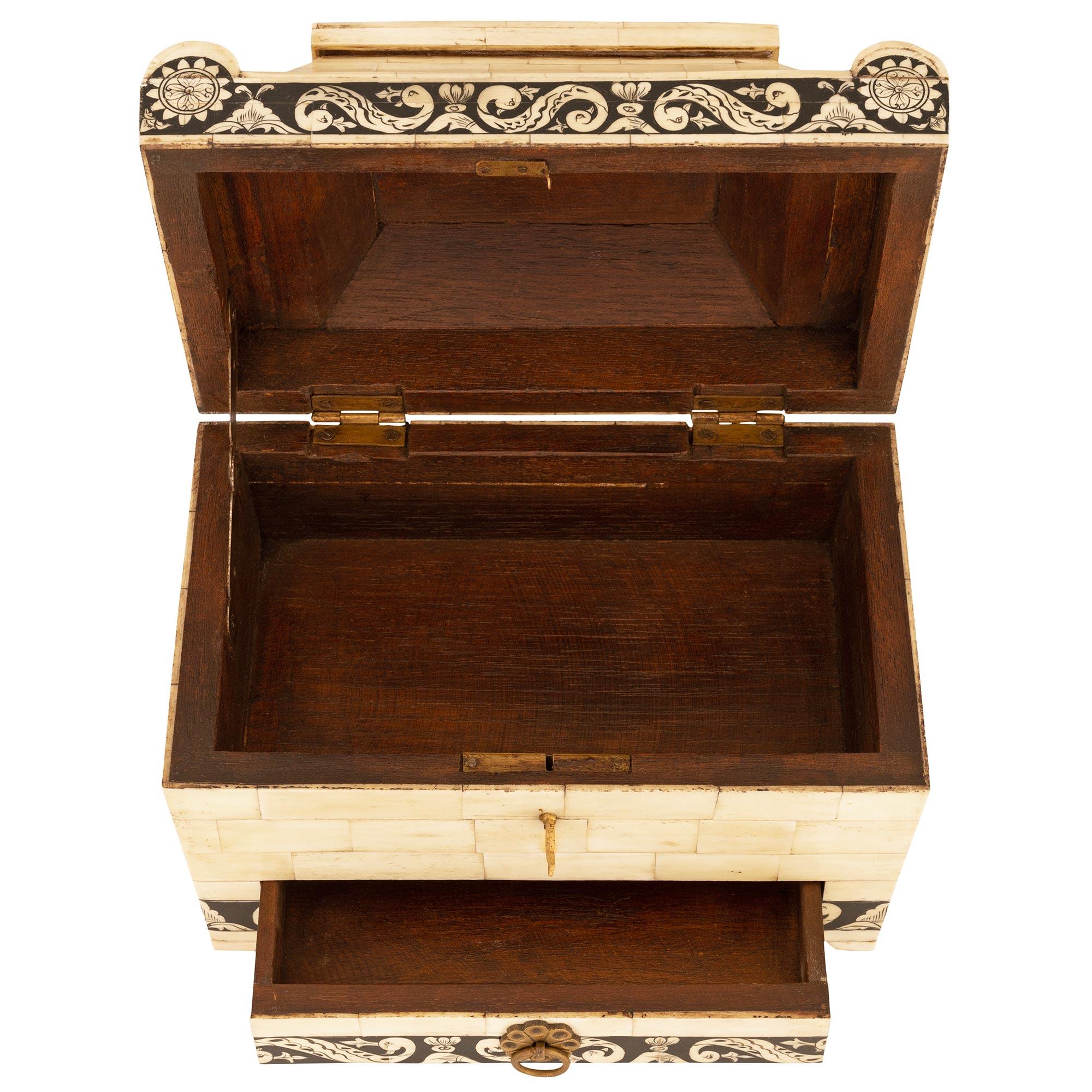 Scatola anglo-indiana del XIX secolo patinata nera, in osso e Oak in vendita 4