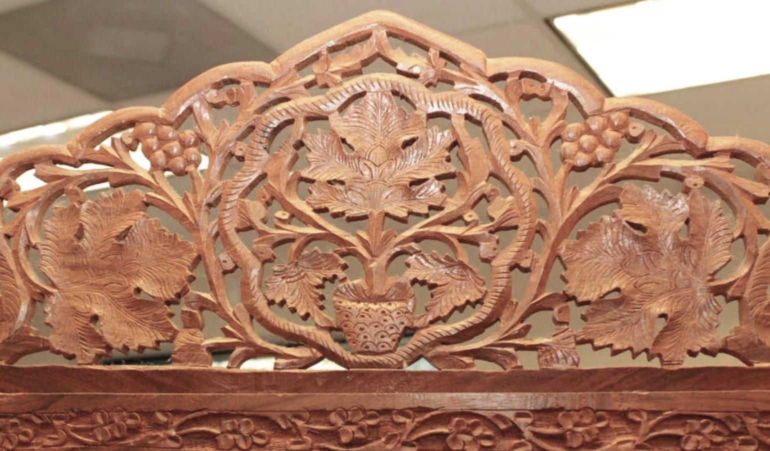 Anglo Indian 4-Panel Handcrafted Teak Wood Screen, Circa 1900s In Good Condition For Sale In West Palm Beach, FL