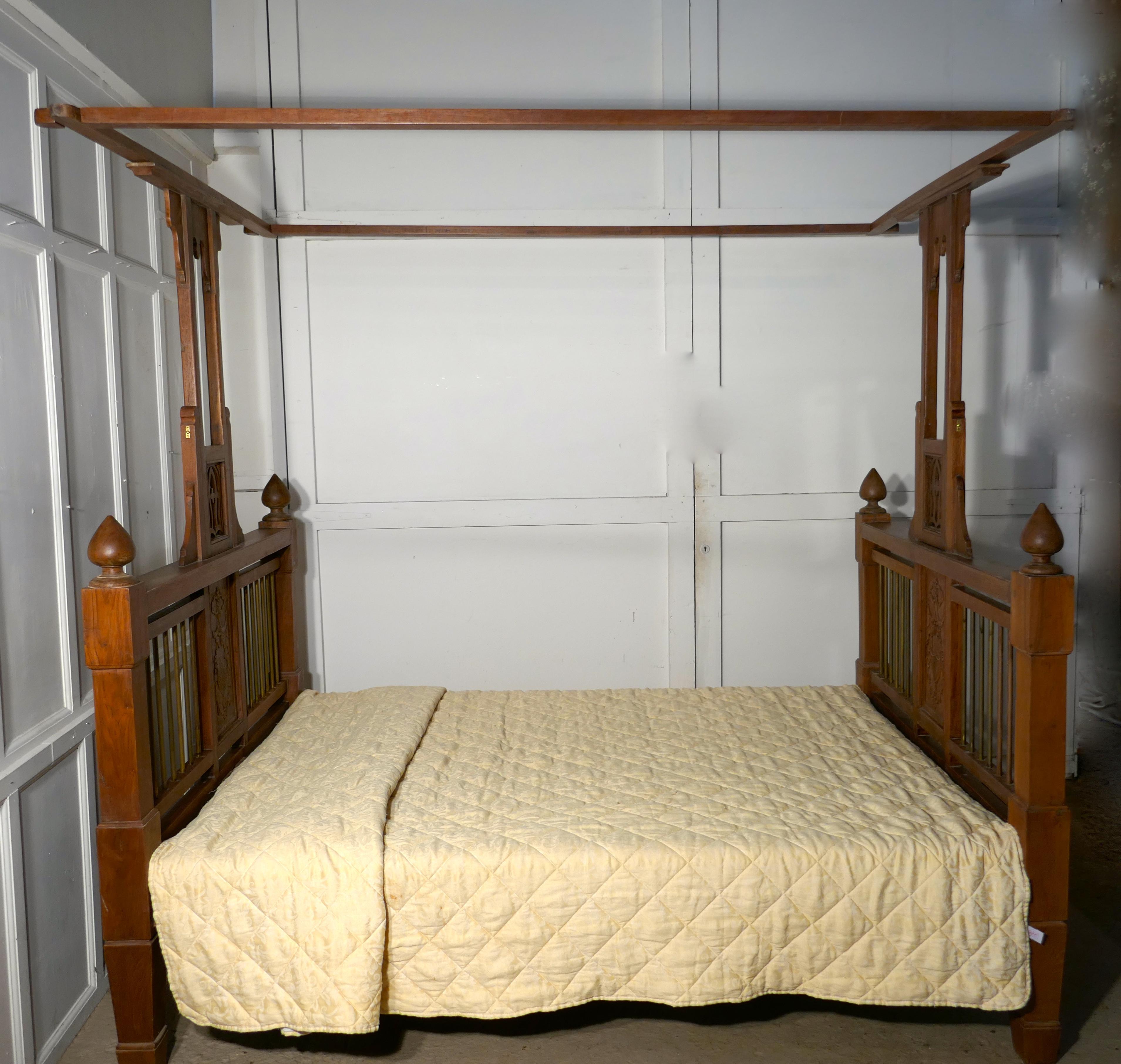 Anglo Indian Antique 4 Poster 5ft Double Bed  This is a very unusual bed it has  For Sale 2