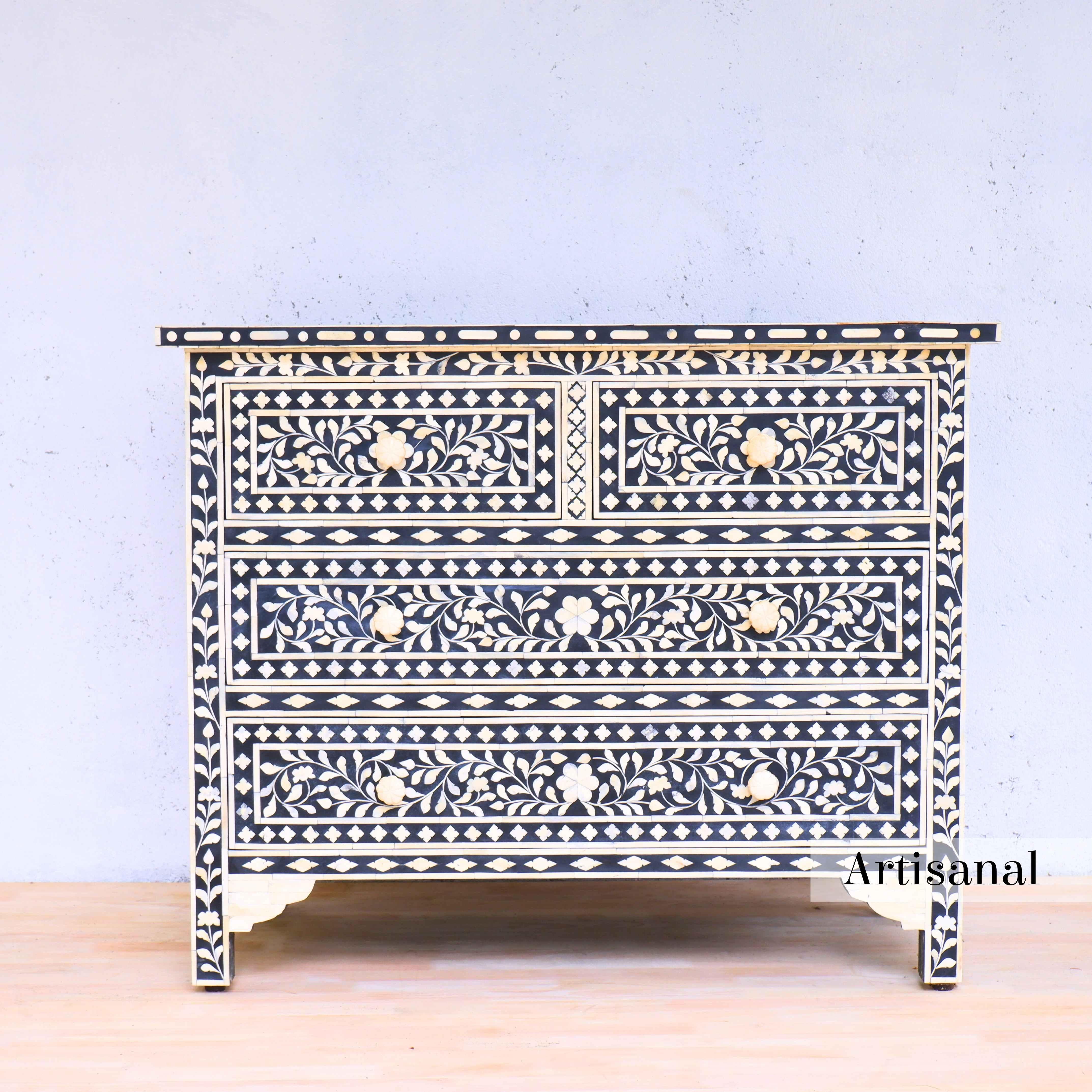 Eleva la tua casa con la squisita cassettiera nera a quattro cassetti con intarsio di Artisanal, un complemento d'arredo che fonde perfettamente l'artigianato senza tempo con la raffinatezza moderna.

Adornato con intricati motivi fogliacei  Questo