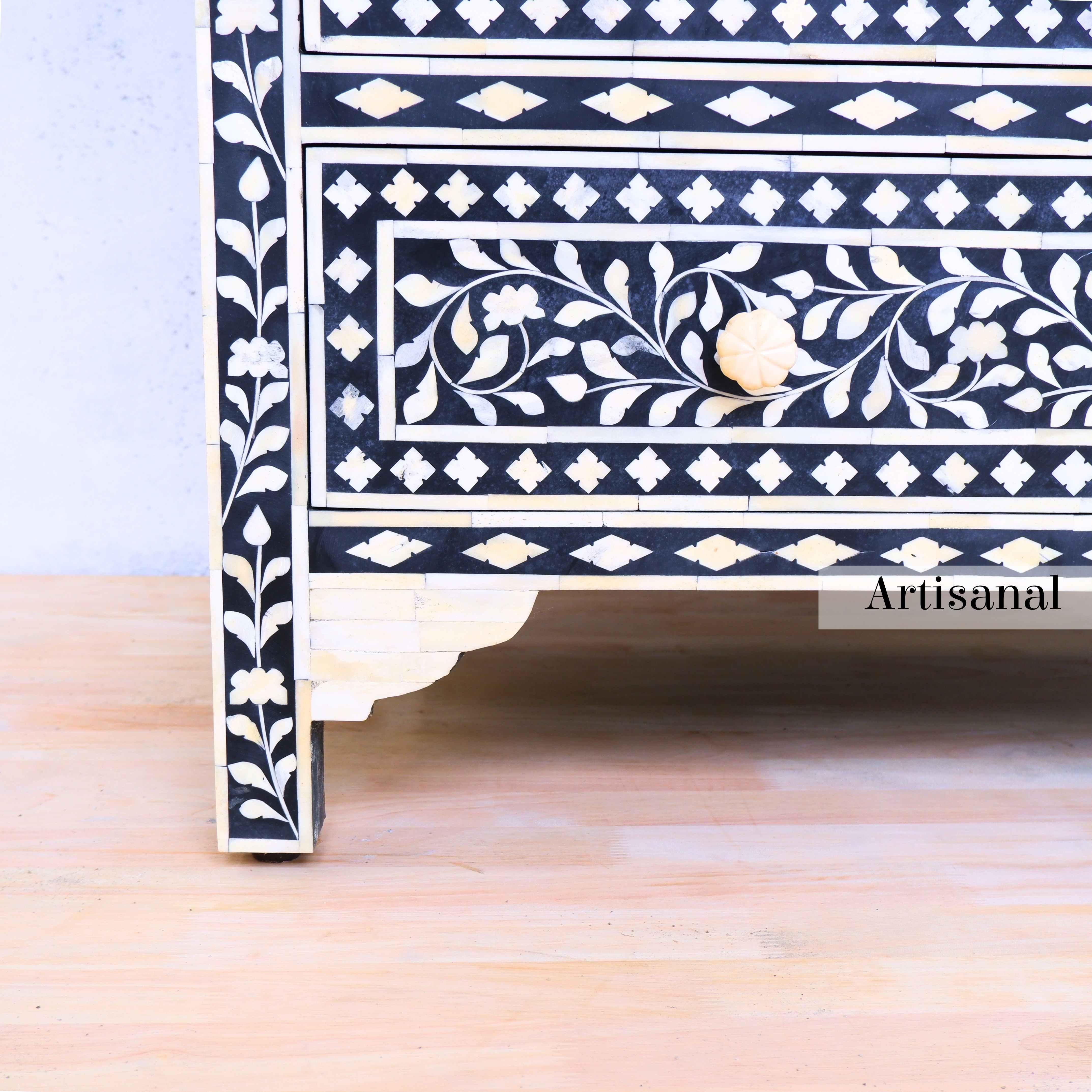 Intarsio Cassettiera anglo-indiana nera realizzata a mano da Artisanal in vendita