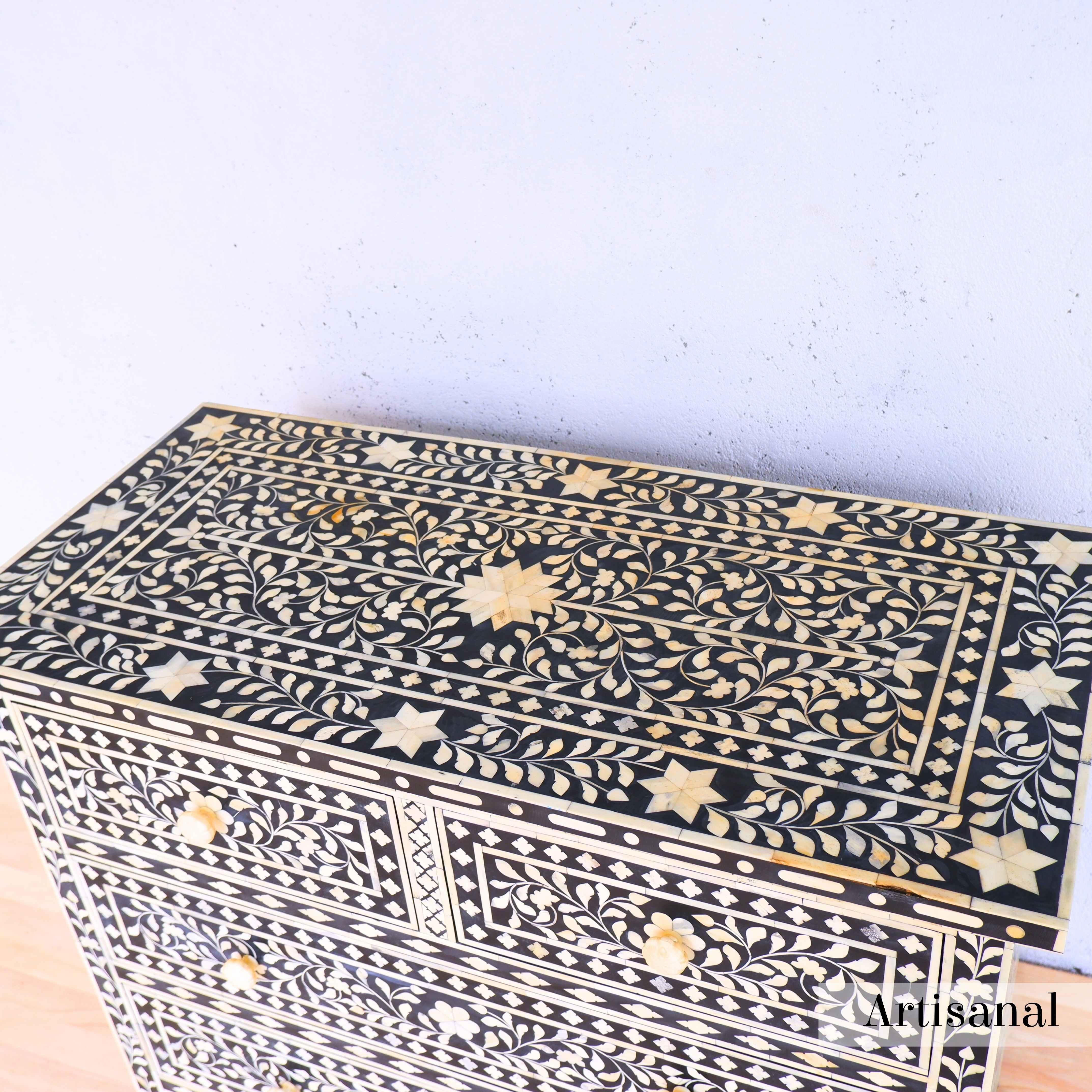Cassettiera anglo-indiana nera realizzata a mano da Artisanal In condizioni Nuovo in vendita a New York, NY