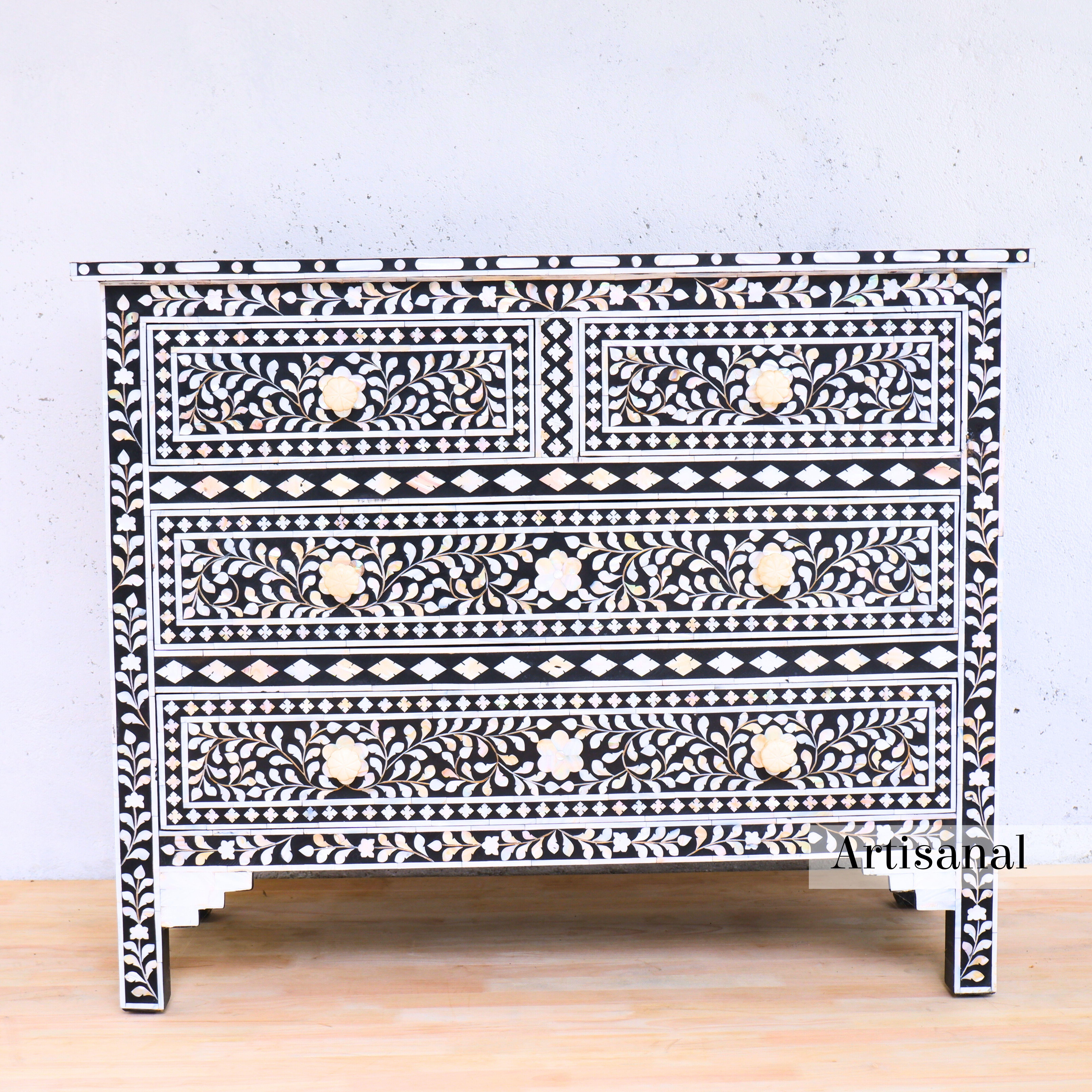 Eleva la tua casa con la raffinata cassettiera a quattro cassetti con intarsio in madreperla nera di Artisanal, un complemento d'arredo che fonde perfettamente l'artigianato senza tempo con la raffinatezza moderna.

Adornato con intricati motivi