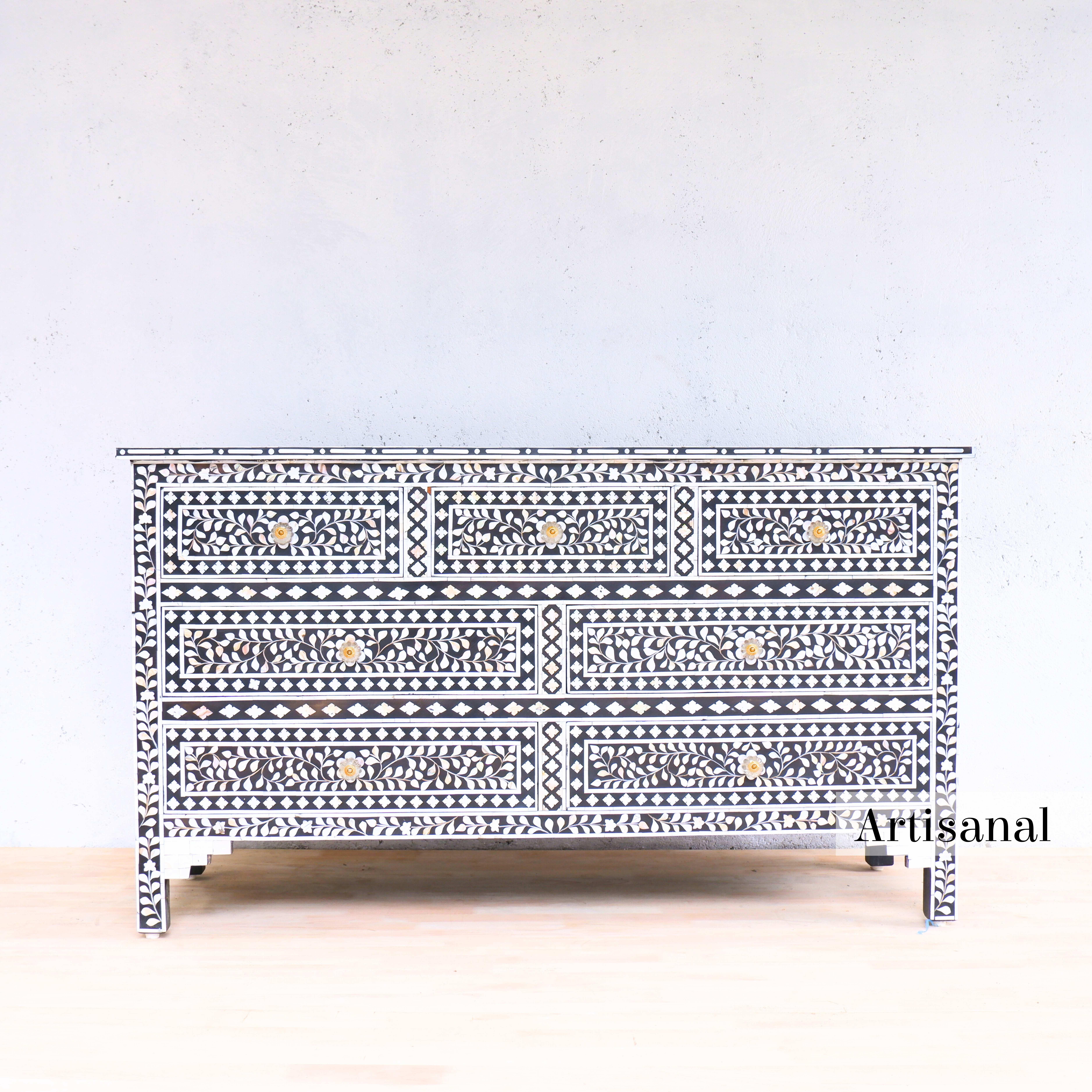 Élevez votre maison avec l'exquise commode à sept tiroirs en marqueterie de nacre noire d'Artisanal - un ajout stupéfiant qui allie de façon transparente l'artisanat intemporel à la sophistication moderne.

Orné de motifs feuillagés complexes  Avec