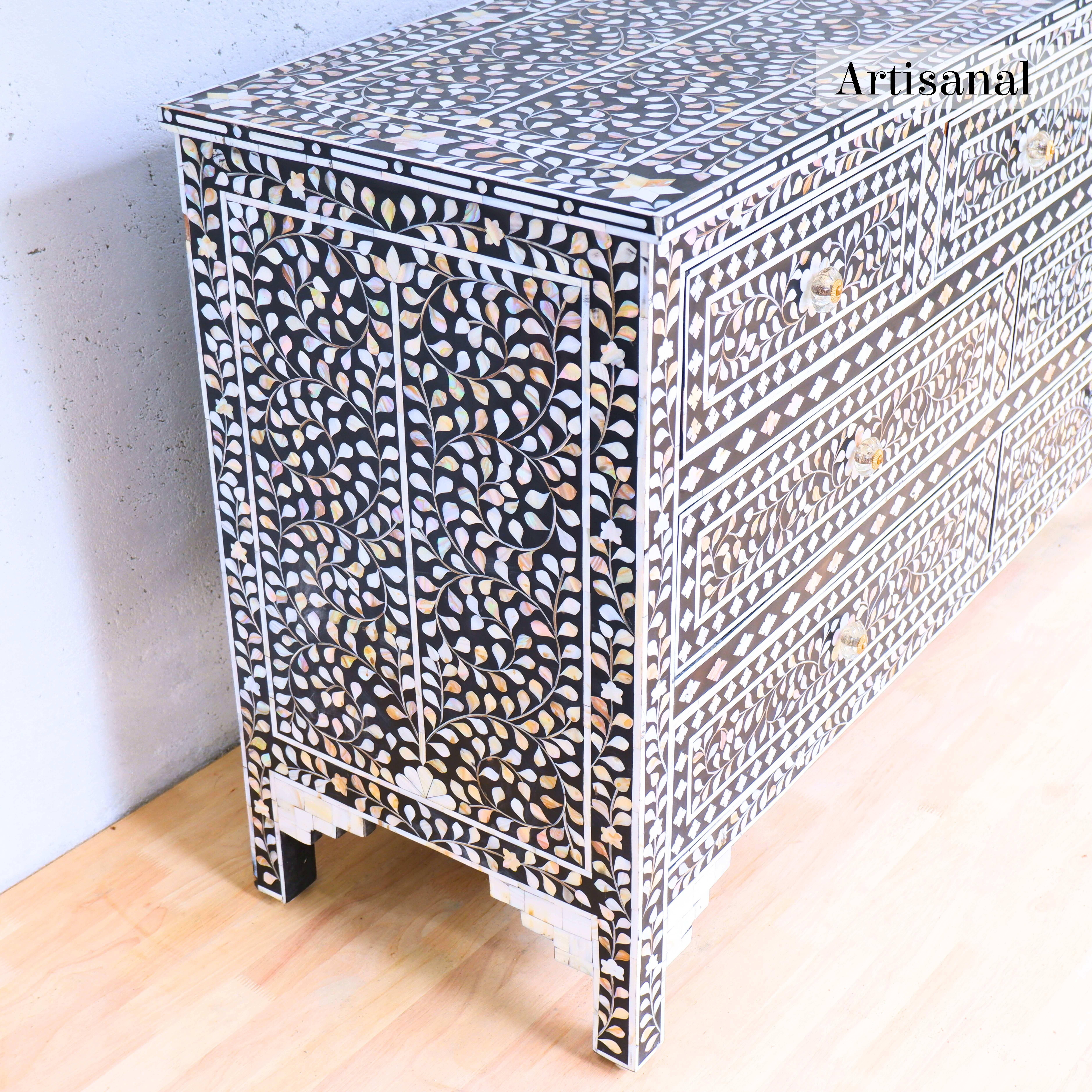Anglo-indien Commode anglo-indienne en nacre noire fabriquée à la main par Artisanal en vente