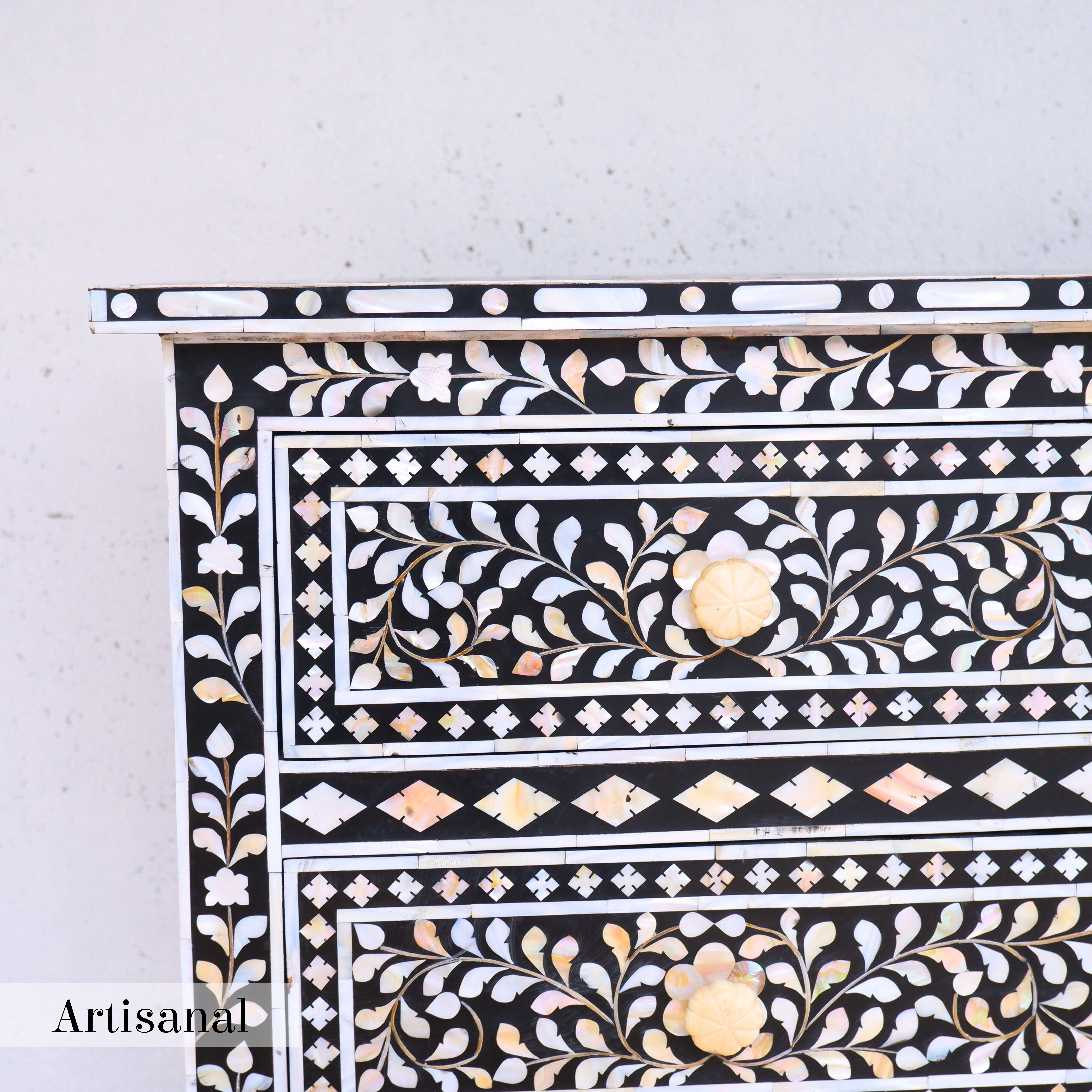 Indiano Cassettiera anglo-indiana in madreperla nera realizzata a mano da Artisanal in vendita